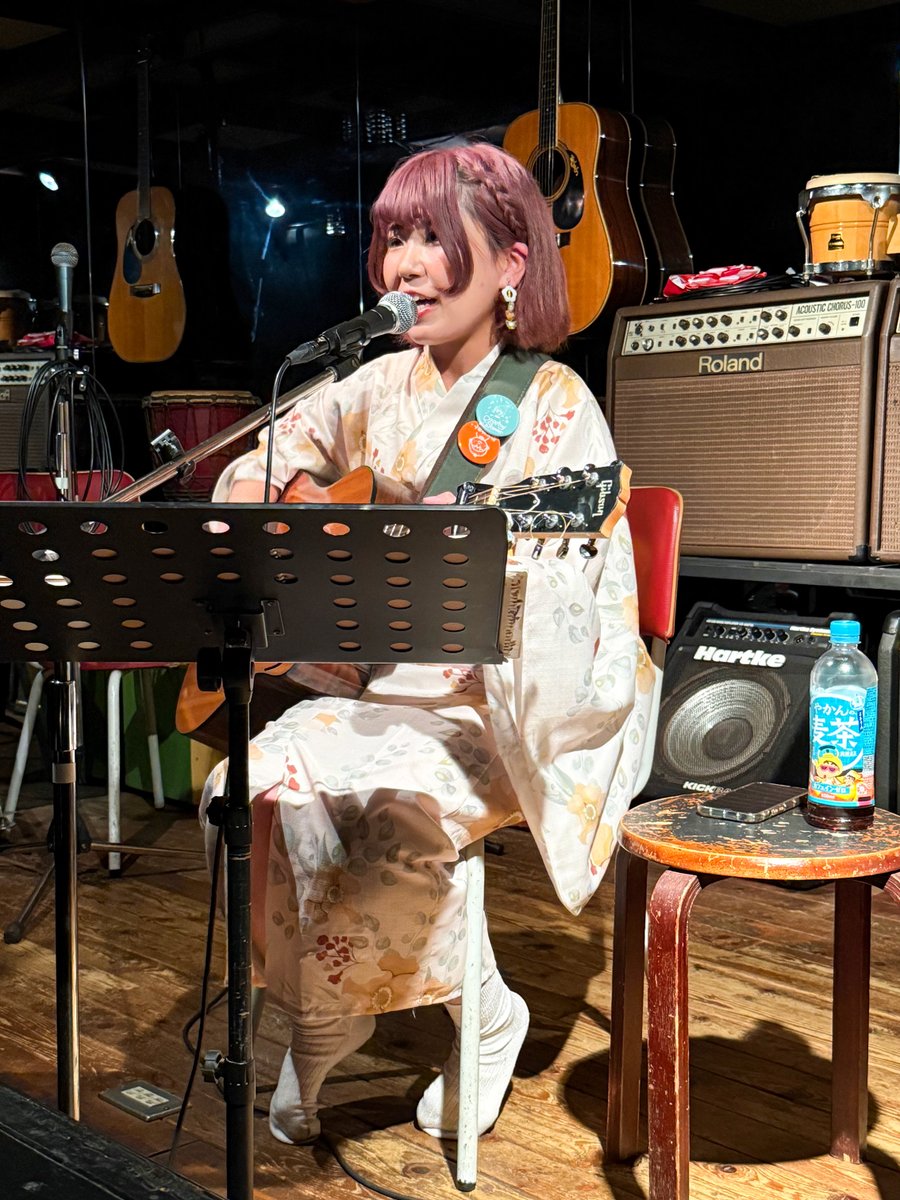 kotonichi's tweet photo. #やまだのぞみ #HAPPYLAURA #PoppingHappyFriday

2026年8月14日、お盆の中日は三ノ宮HAPPY LAURAでのやまだのぞみちゃんのマンスリー企画「Popping! Happy Friday!」に行ってきました😄

今回のマンスリーは5月に予定していたリクエストワンマン企画のリベンジになります🙂
前回はリクエスト受付期間からライブまでの時間がちょっと短くて、準備が不十分だったということで今回あらためて行うということになりました🤔
実はのちほどその原因がわかるのですが…😅

また今回のライブは今年唯一の浴衣ライブということで、楽しみにしていました👘😆
お盆の中日ということもあって、実はライブに行けるかどうか微妙なところだったんですが、リクエスト＆浴衣での企画ライブということで絶対外すことはできないという強い気持ちでなんとかスケジュール調整できました😄

のぞみちゃんも今年はこの日が唯一の浴衣を着る機会だったようです😊
浴衣は見ている方は華やかでいいですが、着るの大変ですしね😅

この日のライブもワンマンライブではおなじみの2部構成✌️🙂

ライブは「🎵popping shower!!」でスタート🎸
ハイテンポでライブのスタートにはぴったりの楽曲です😆

続いては8月もまだまだ楽しんでいきましょうと「🎵君と花火に行けたなら」🎆🎤
でもタイトルどおり、実は妄想の曲なんですよね😅
人見知りの私にとっては共感力は抜群の楽曲です😁

黄色い帯と黄色（オレンジ？）の花柄の浴衣姿ののぞみちゃん、前回の急遽決まったライブのタイトルが「ひとりでできるもん」だったのですが、今回はひとりで浴衣着れるかな？　とチャレンジするつもりだったようですが、結局着付けしてもらったそうです👘😅
おかげで綺麗に着られて嬉しいと行ってましたが、プライベートで花火大会などの人混みで着るのはもういいかな？　とも話してました🤔

ここからはリクエスト曲を披露🎤
クリープハイプの「🎵二十九、三十」、広末涼子の「🎵MajiでKoiする5秒前」、AKB48の「🎵365日の紙飛行機」とバリエーション豊かな楽曲を演奏してくれました😄

MCでは「袖が長くてギターにひっかかる」とシンガーソングライターならではの浴衣の欠点をあらたに見つけたと話してました👘😁

お盆休みなので気持ち軽やかにゆったりしていきましょうと「🎵頑張らなくてもいいよ。」🎸
普段あまりクラップしない曲なんですが、この日は何か思いついたのか「手拍子しましょうか」と👏
おかげでちょっと盆踊りの音頭風に👏😄🏮
途中で「あらよっと！」「もういっちょ！」などの掛け声も入ってのぞみちゃん得意の即興アレンジで夏にぴったりの「🎵頑張らなくてもいいよ 盆踊りVer.」が爆誕しました😆
のぞみちゃんも「意外とありやと思いました」と気に入った様子でした😊

1部も残すところあと2曲、次の曲はシンガーソングライターをはじめた当初に作ったという「🎵シンデレラ」という楽曲🎤
まだはじめて聴く曲があることにびっくりです😳

1部のラストは「やまだのぞみのオタ活をしていきましょう！」とのことで「🎵オタ活の唄」🎸
曲の途中でMCが入るというびっくり展開でしたが、この日も腕をいっぱい回してのぞみちゃんのオタ活をしてきました😆

10分間の休憩の後、2部は「🎵高速バスにて」🎤2部もハイテンポな曲でスタートです😆

続いてはリクエスト曲ながらのぞみちゃんの楽曲「🎵ライブが楽しくなる曲」🎸
最近はコール＆レスポンスの「いぇーい！」以外にも曲の途中で合いの手の「いぇーい！」が入るのがトレンドです😆
タイトルどおり、ライブがとても楽しくなります😄

MCではブッキングライブでいろんな出会いがあるのも楽しいし、よく知っているいつものお客さんとのライブも私は楽しいと言ってくれたのが嬉しかったです😊

続いてはカバー曲、Eveの「🎵風のアンセム feat. suis from ヨルシカ」🎤
この時のMCではじめて知ったのですが「男女のボーカルで高低差が激しく、また転調のギターが難しくて、時間が足りない、この曲があるからリベンジにした」と延期にした理由がこの楽曲だったことが判明😳
…すいません私のリクエスト曲でした😅

最初は違う曲をリクエストしようと思っていましたが、実際リクエストを何にするか悩みすぎて、脳があまり働いてない深夜サブスクで流れてきたこの楽曲を聴いて難しい曲とは思ったものの直感で決めてしまったので、選曲した経緯も含めて若干反省🙇
でも延期してまで歌ってもらって大満足でした！😆
終わった後に「カミカミでした」と気にしていてまたリベンジしたいと言ってくれたので、完璧を目指す姿勢はさすがシンガーソングライターと尊敬しきりです😄

続いては「噛んでしまった自分も癒したい」と最近この企画ライブの定番曲となった「🎵Happy Friday」🎸
金曜日のワクワクした気持ちを歌ったこの楽曲、この日もコール＆レスポンス楽しかったです😆
歌い終わりに歌詞になぞらえて「全て忘れてしまいましょう。忘れてください」とまだちょっと引きずってましたね😅

次の曲は「🎵打ち上げ花火、君に言えないまま」🎆🎤
この季節にぴったりの、ちょっと切ない楽曲です😢

2部も早くもラストの曲、大人になるとなかなか夏っぽいこともできないけれど、今日はお祭りのような気分でと「🎵幻花火」🎸
今年も特にお祭りに遊びに行ったりはできませんでしたが、お祭り騒ぎのように盛り上がれて楽しかったです！😆

この日ももちろんアンコール！😄

ここ最近また路上ライブを再開したのぞみちゃん、重い機材を持ち運んで知らない人の前で歌うのはメンタル的にもしんどいとのことですが「成功には何事にも痛みは伴う」というXのポストを見て、路上ライブをこれからもやっていきたいとあらためて話していました🙂

また路上ライブ終わりに大好きなスイカバーを買うことができた奇跡のエピソードも話してくれて、アンコールの楽曲はハッピーを一緒に共有したいとこの曲「🎵ラッタッタ！」🎸
のぞみちゃんのライブを観はじめた当初はラストといえばこの曲、というくらいに聴いていて大好きな楽曲です😄
久しぶりに最後の最後で「ラッタッタ！」を聴いて、コール＆レスポンスをしてライブホントに楽しい！　と感じました😆

ライブ終演後はワンマンライブということで、のぞみちゃんをよく知るファンの方々といろんなお話ができて楽しかったです😊

これから8月も後半に入りますが、のぞみちゃんはまだまだライブを控えています🙂
路上ライブも2本予定しているので、気軽に聴きにきてもらってのぞみちゃんのことを知ってもらえたらと思います😄

2026.08.14
Popping! Happy Friday! @ HAPPY LAURA
🎶 セットリスト

1部
1.popping shower!!
2.君と花火に行けたなら
3.二十九、三十（カバー）
4.MajiでKoiする5秒前（カバー）
5.365日の紙飛行機（カバー）
6.頑張らなくてもいいよ。（盆踊りVer.）
7.シンデレラ
8.オタ活の唄

2部
1.高速バスにて
2.ライブが楽しくなる曲
3.風のアンセム feat. suis from ヨルシカ（カバー）
4.Happy Friday
5.打ち上げ花火、君に言えないまま
6.幻花火
Enc.ラッタッタ！

@non_utau_ovo