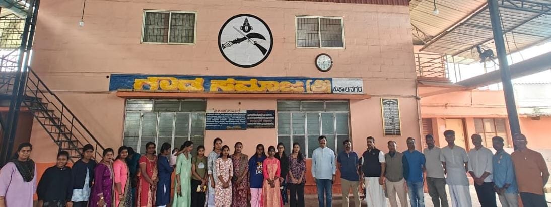 KARegiment's tweet photo. volunteers of mission karnataka regiment gave time at a free learning center volunteer meet at kushalnagara, kodagu. Volunteers came from 30 villages of Somwarpet kushalnagara virajpet. to get karnataka regiment we have to educate children about karnataka military heritage. https://t.co/Doirjv8EwO