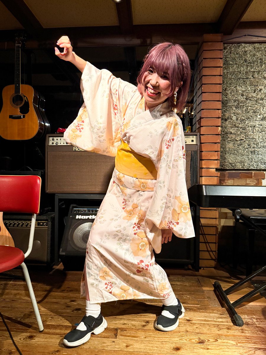 kotonichi's tweet photo. #やまだのぞみ #HAPPYLAURA #PoppingHappyFriday

2026年8月14日三宮HAPPY LAURAでのやまだのぞみちゃんマンスリー企画「Popping! Happy Friday!」😆
せっかく今年唯一の浴衣ライブ👘だということで写真をもう少し😄

歌っている時、MCしてる時もいろんな表情を見せてくれます😊

@non_utau_ovo https://t.co/k3TXbipqvv
