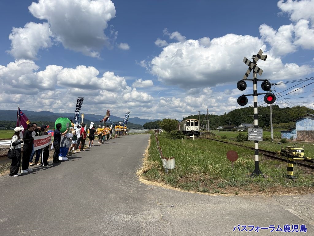 busforumshuu's tweet photo. いいイベントでした
沿線にずっと手を振る人が並んでいたのではないでしょうか
私は、木上駅付近で手を振りました
 #くま川鉄道に手を振ろう https://t.co/OZMazK9AQq