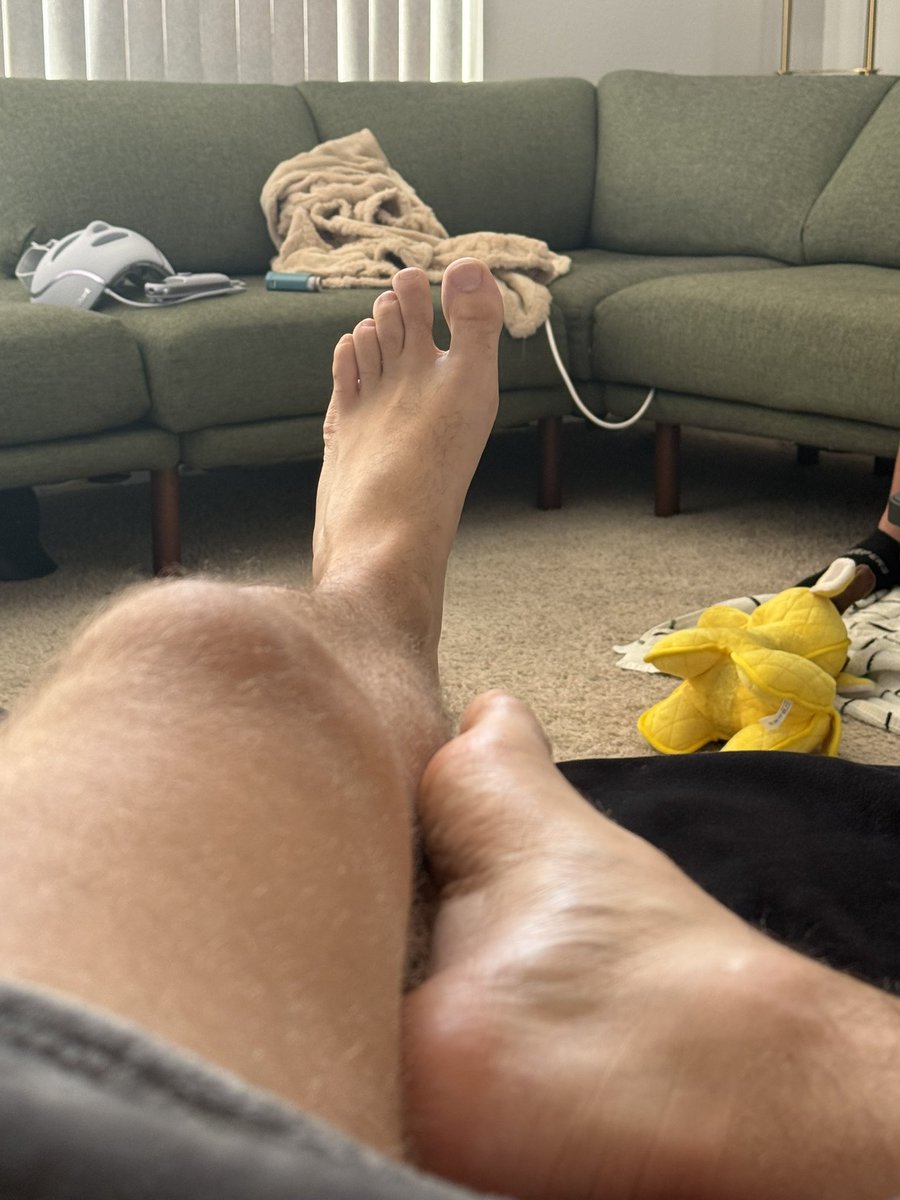 masterliamxxx's tweet photo. Early morning Sunday. Come clean my messy house and if you’re a good boy I’ll reward you with my feet. 😵‍💫 https://t.co/MUl6USaHEj