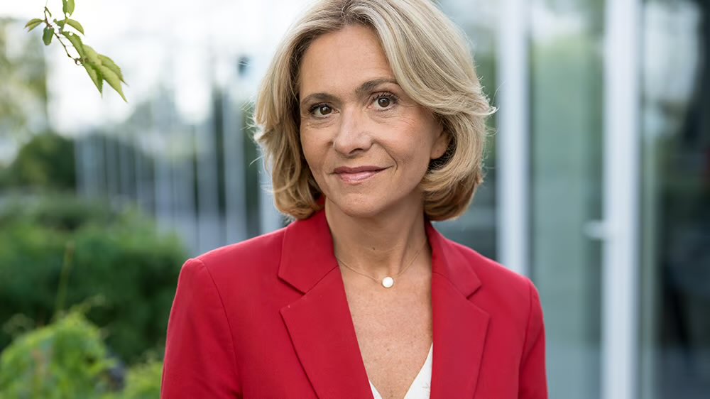 Goldenretour's tweet photo. Quelqu’un peut dire à D.Lisnard que s’il veut décoller ds les sondages,il faut qu’il vire cette brêle qui représente un véritable boulet pr sa campagne ?! https://t.co/lRwwQwe8Nw