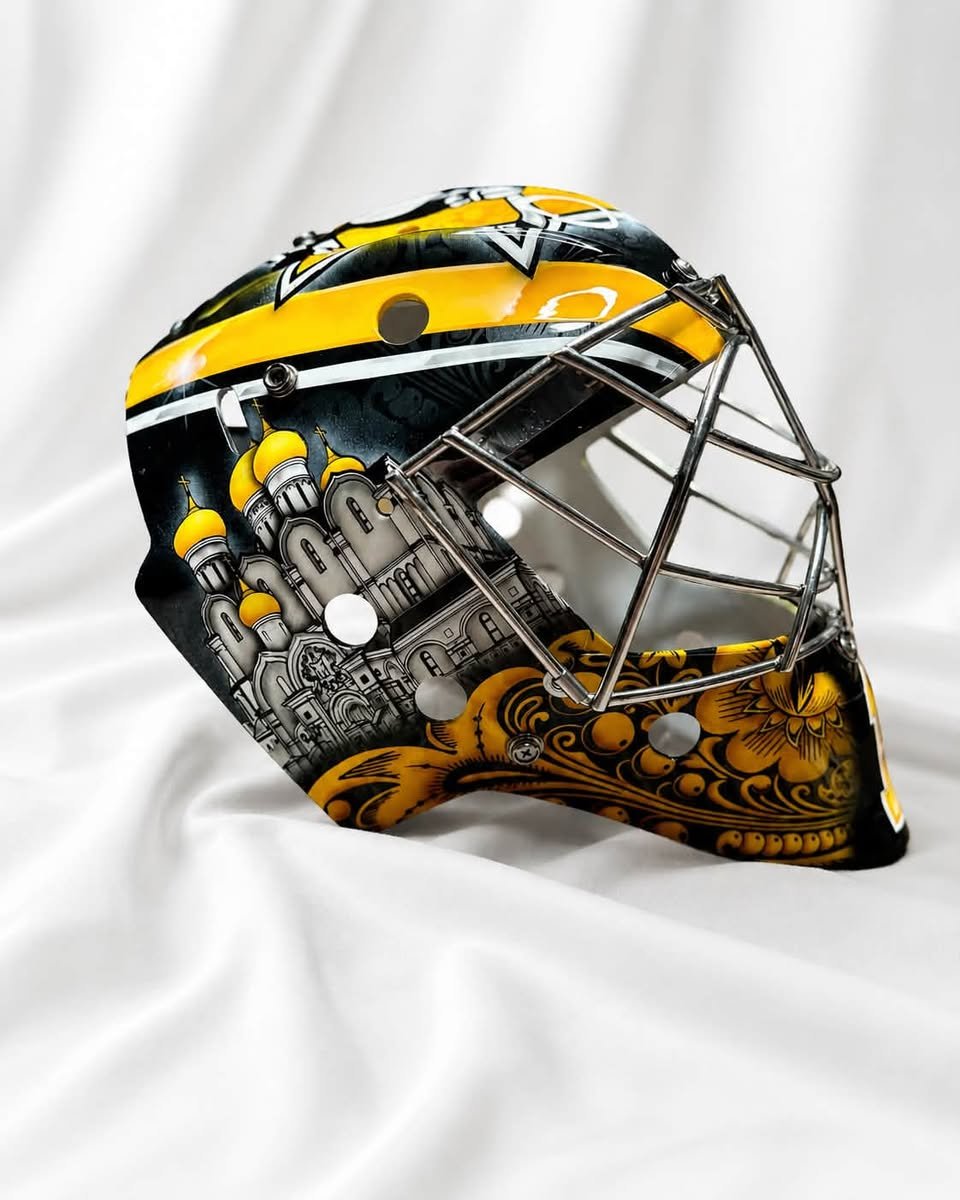 BarnHockey's tweet photo. Sergei Murashov's new upcoming NHL rookie season goalie mask is NASTY 🤢

Yaroslavl Russia 🇷🇺 on one side
Pittsburgh PA 🐧 on the other

On the back: “ЭТО МОЙ ПУТЬ” 
In English: “This is my path / my way”

🧢: Scott Williams Studio https://t.co/NZgqzJVyJV