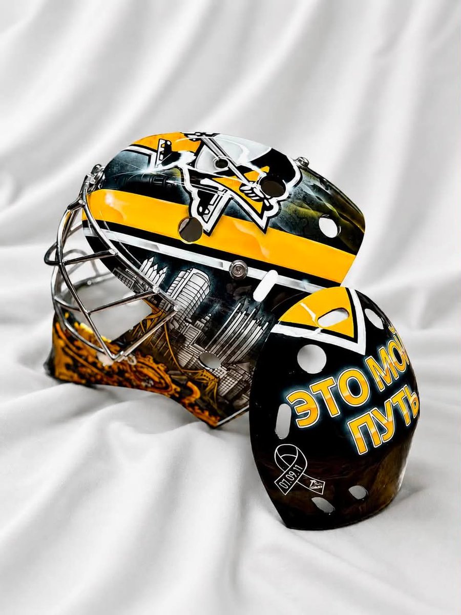BarnHockey's tweet photo. Sergei Murashov's new upcoming NHL rookie season goalie mask is NASTY 🤢

Yaroslavl Russia 🇷🇺 on one side
Pittsburgh PA 🐧 on the other

On the back: “ЭТО МОЙ ПУТЬ” 
In English: “This is my path / my way”

🧢: Scott Williams Studio https://t.co/NZgqzJVyJV