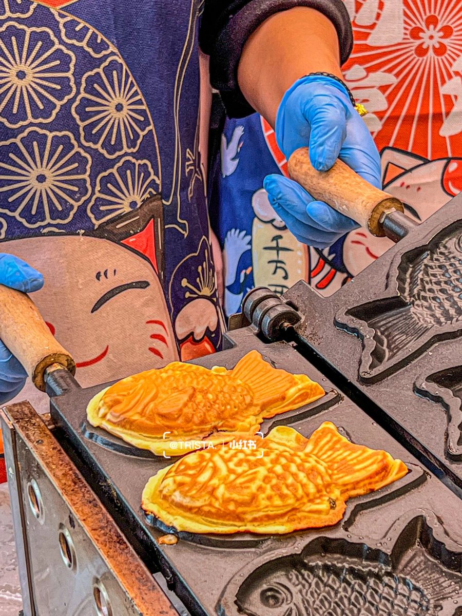 hedwig111122's tweet photo. Craving a warm, crispy taiyaki right off the street stall—sweet red bean filling oozing out, the perfect late-night snack for city wanderers https://t.co/RZR3MXhRNw