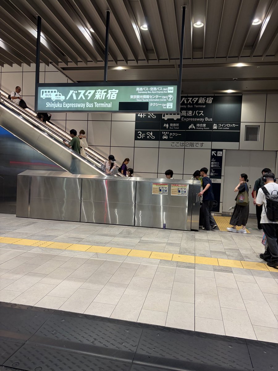hide2134921's tweet photo. さらば新宿
さらば東京
時と預金が満ちたらまた会おう https://t.co/d0k5hAt4o7