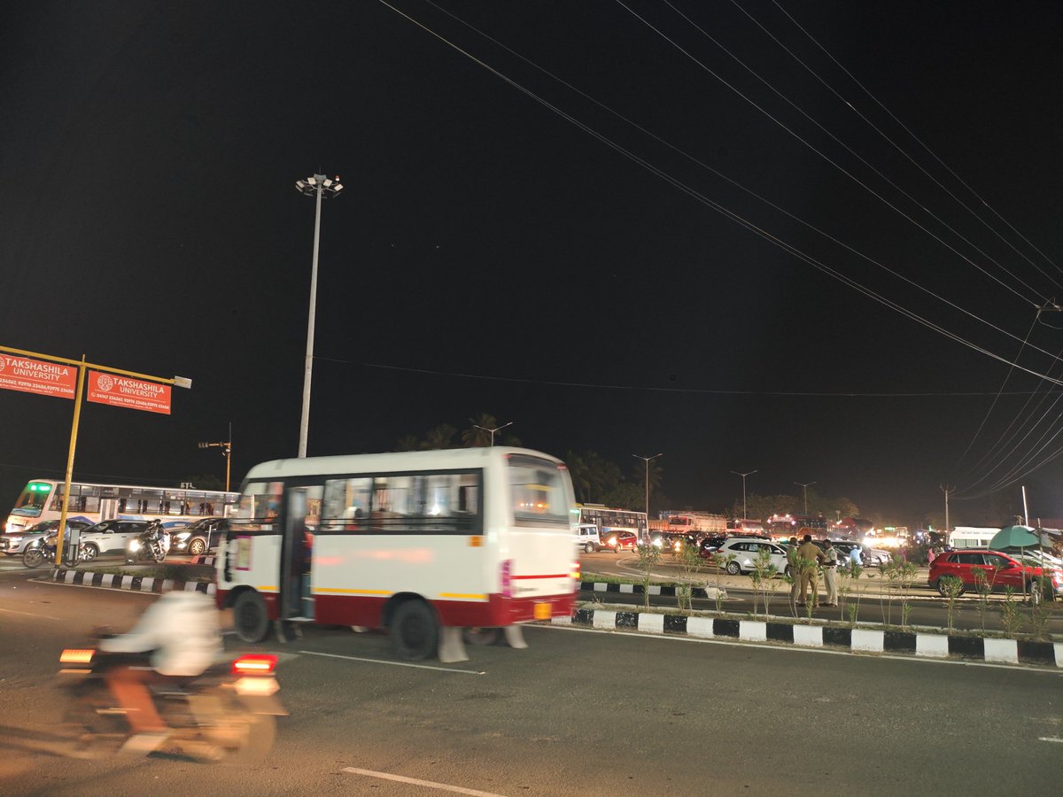 tvprasadh's tweet photo. While @tnpoliceoffl chatting #traffic is changing to #red https://t.co/uQcwwJ268h