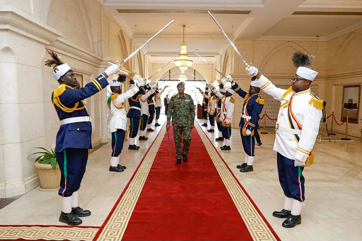 tot_deng's tweet photo. ~القصر 🏰 الجمهوري يحب الجنرال البرهان ويعود إلى عمل بعد ثلاثة سنوات من الدمار من قبل المليشيات الجنجويد

~ الوصول إلى العرش الرئاسي ليست سهلة على الإمبراطورية بن حمدان بن دقلو عليه السلام.

تهانينا إلى الشعب السوداني للعودة إلى رمز السيادية https://t.co/8OGXEOIWbZ