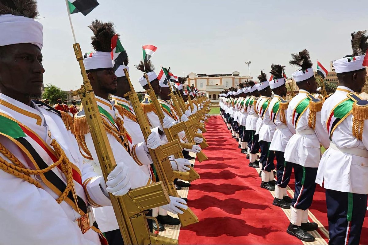 tot_deng's tweet photo. ~القصر 🏰 الجمهوري يحب الجنرال البرهان ويعود إلى عمل بعد ثلاثة سنوات من الدمار من قبل المليشيات الجنجويد

~ الوصول إلى العرش الرئاسي ليست سهلة على الإمبراطورية بن حمدان بن دقلو عليه السلام.

تهانينا إلى الشعب السوداني للعودة إلى رمز السيادية https://t.co/8OGXEOIWbZ