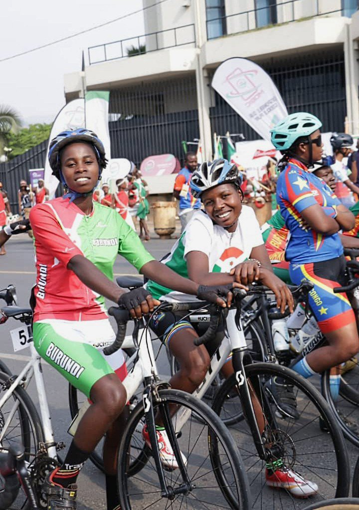 LeRenouveauBdi's tweet photo. Le coup d'envoi vient d'être donné, ce dimanche 16/8, pour la 6e édition du Tour cycliste international féminin du #Burundi. Le point de départ a été fixé à la place communément appelée chez #Ndadaye vers Kagwema (en direction de Rumonge) où les cyclistes doivent parcourir 30 km. https://t.co/EfPpqoBfNz