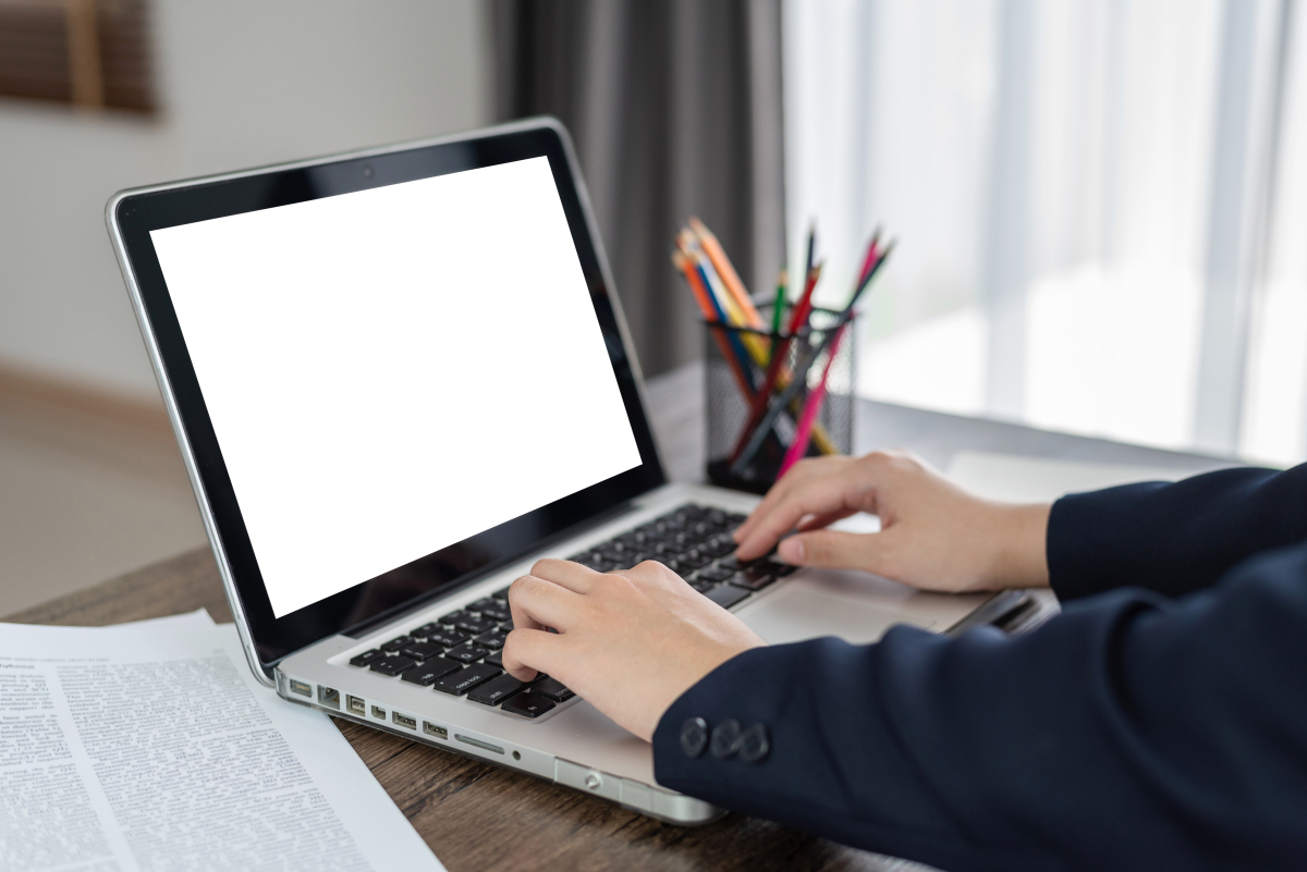 CdGIKG4EfKNuD3b's tweet photo. [Working on my to-do list… which is just staring at the screen and pretending to type. Perfect Wednesday vibes]， https://t.co/QNDFnGbCze