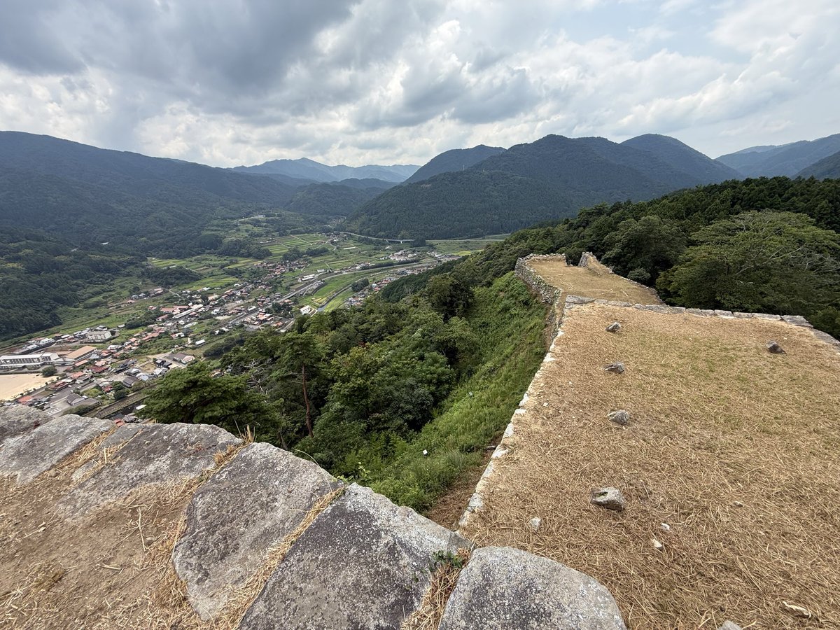 oshirosuki_'s tweet photo. 津和野城🏯

標高367mの霊亀山に築かれた山城で、現在も壮大な石垣が残っています。

城跡を歩いていると、地面には赤茶色や黒灰色の割れた瓦があちこちに。
明治7年の廃城建物破却の際に残された瓦とみられます。

石垣だけでなく、足元にも城の歴史が残る惚れ惚れスポット。 https://t.co/NQxSx26D1V