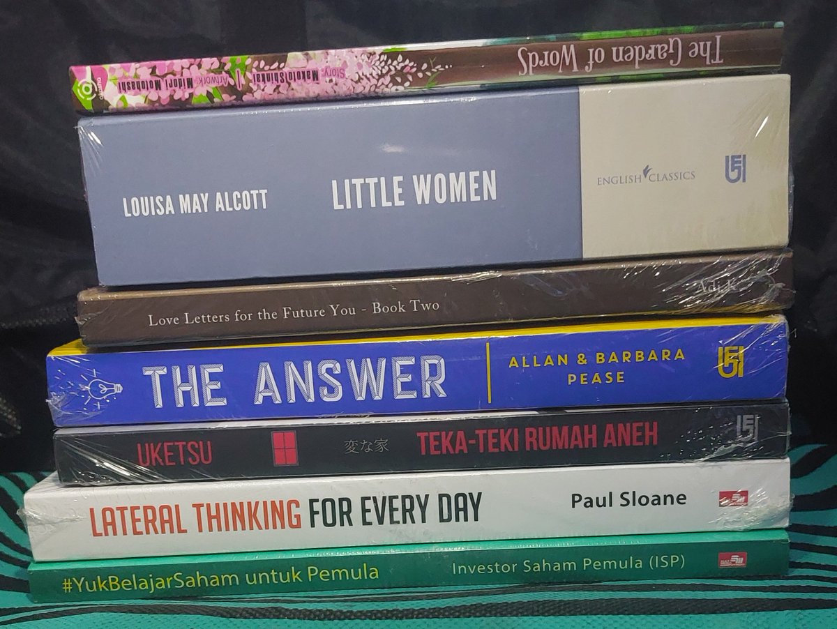 Pricklymaw's tweet photo. Beli buku di Warehouse Gramedia karena lagi merdeka sale, 7 buku 366k, kalap, pas mau bayar ada 11 buku di tangan, akhirnya dikurasi jadi 7 aja.

Jenis buku yg dibeli terlalu random, mulai dari self improvement, english classics, komik, belajar saham, dan novel mistery haha sukaa https://t.co/yDUFP0qtip