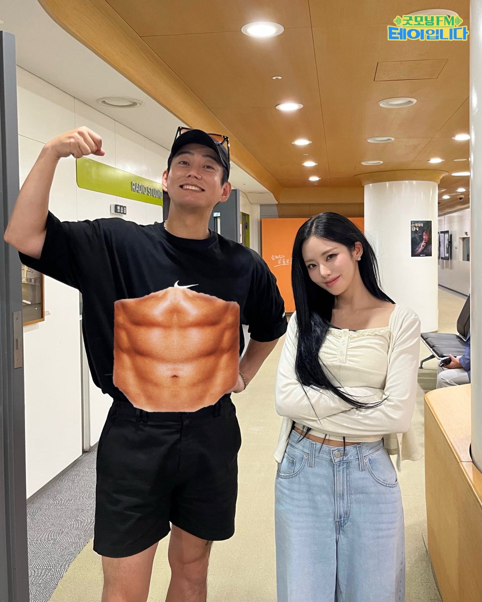 cheese_flover's tweet photo. 져니 팔짱 아래에 머리카락 껴서 뾰족뾰족한 거 귀엽네 ㅋㅋㅋㅋ https://t.co/AvJTc8Mgsc