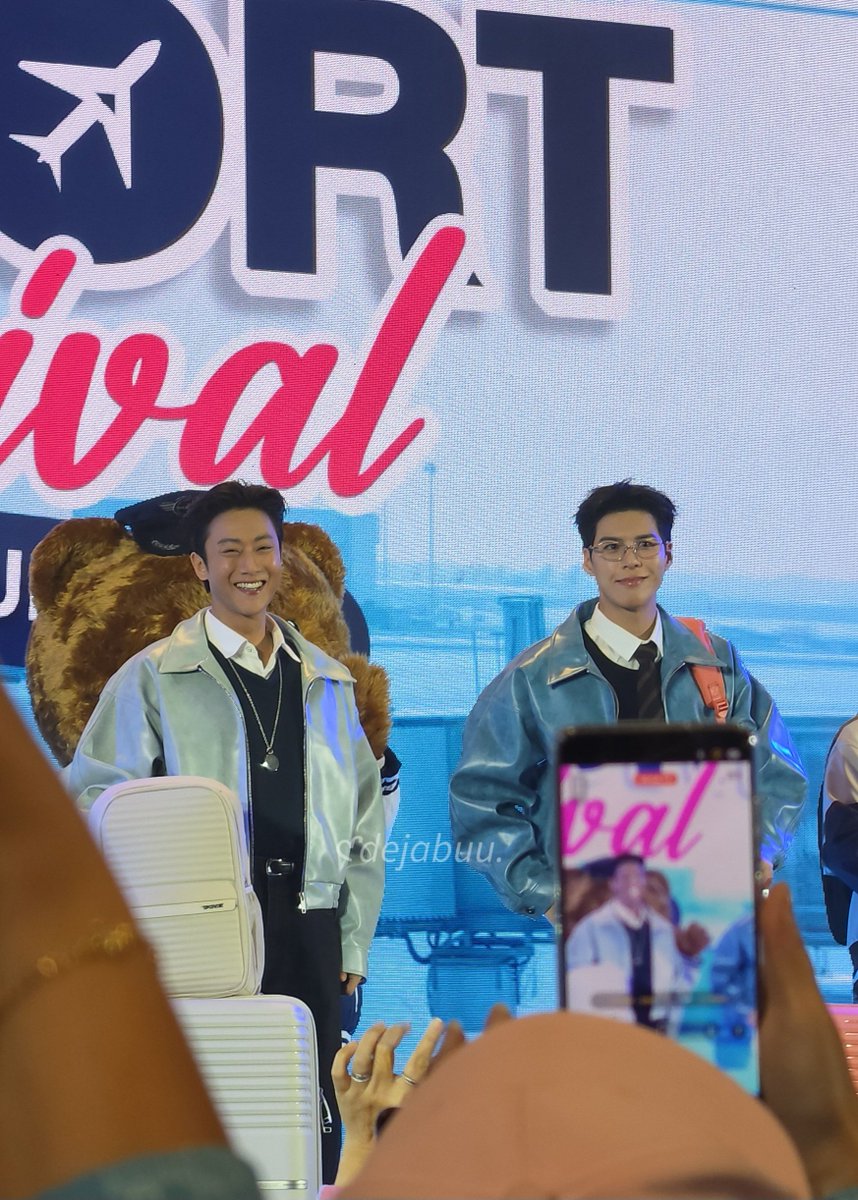 deja__buu's tweet photo. งานวันนี้ถึงจะได้ ผชด ในเลเวลปานกลาง แต่สนุกมาก พี่คัลแลนพี่จองหล่อมาก ลุคนี้ให้เลยสุดๆ พคล แว่นใสคือที่!🩵 พี่จองเอียร์คัฟคือใจหัก!🩷 แต่ยิ้มหวานน่ารักมากเหมือนเดิม🤗🥰🫠 เจอพี่ๆน้องๆน่ารัก แฮปปี้มาก

#TpartnerxJungCullen
#ทริปไหนก็ใจฟู #AirportCanival https://t.co/dbxnhpg60k