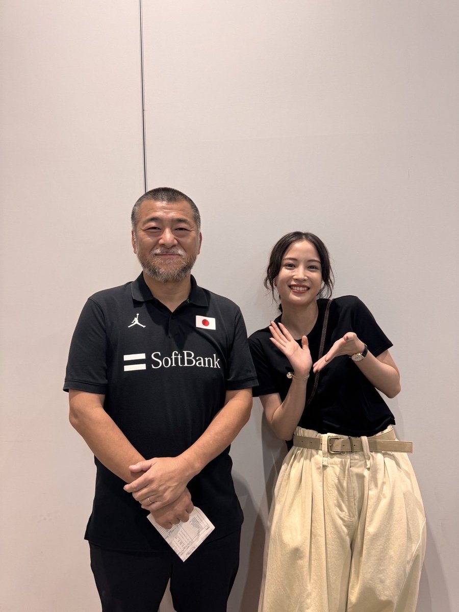 5ch_basketball's tweet photo. ／
Win‼️
日本 95-66 韓国🇰🇷
＼

勝利後に、
テレビ朝日バスケSPブースター #広瀬すず さんと
日本代表 #桶谷大 HCが写真撮影❤️‍🔥📸

次はW杯最終予選
日本×サウジアラビア
8月27日(木)深夜1時55分～

#日本代表 #W杯 https://t.co/MBfq66Qwkq
