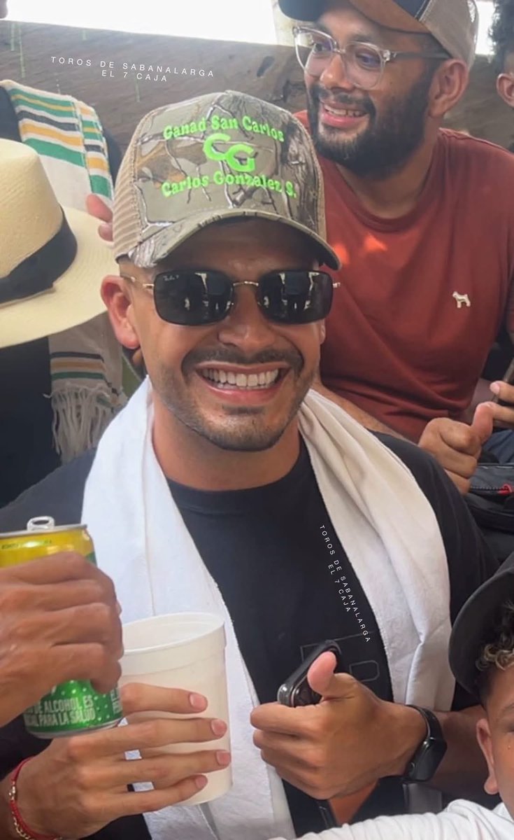 Junior1924sj's tweet photo. 🐂🇺🇾🇨🇴 Mauro Silveira vivió una tarde taurina en Usiacurí.

Nuestro arquero uruguayo disfrutó junto a Luis Fernando Muriel de una tarde taurina en Usiacurí, Atlántico, y aprovechó para conocer de cerca una de las tradiciones de nuestra región Caribe. https://t.co/oZh3ownnjo