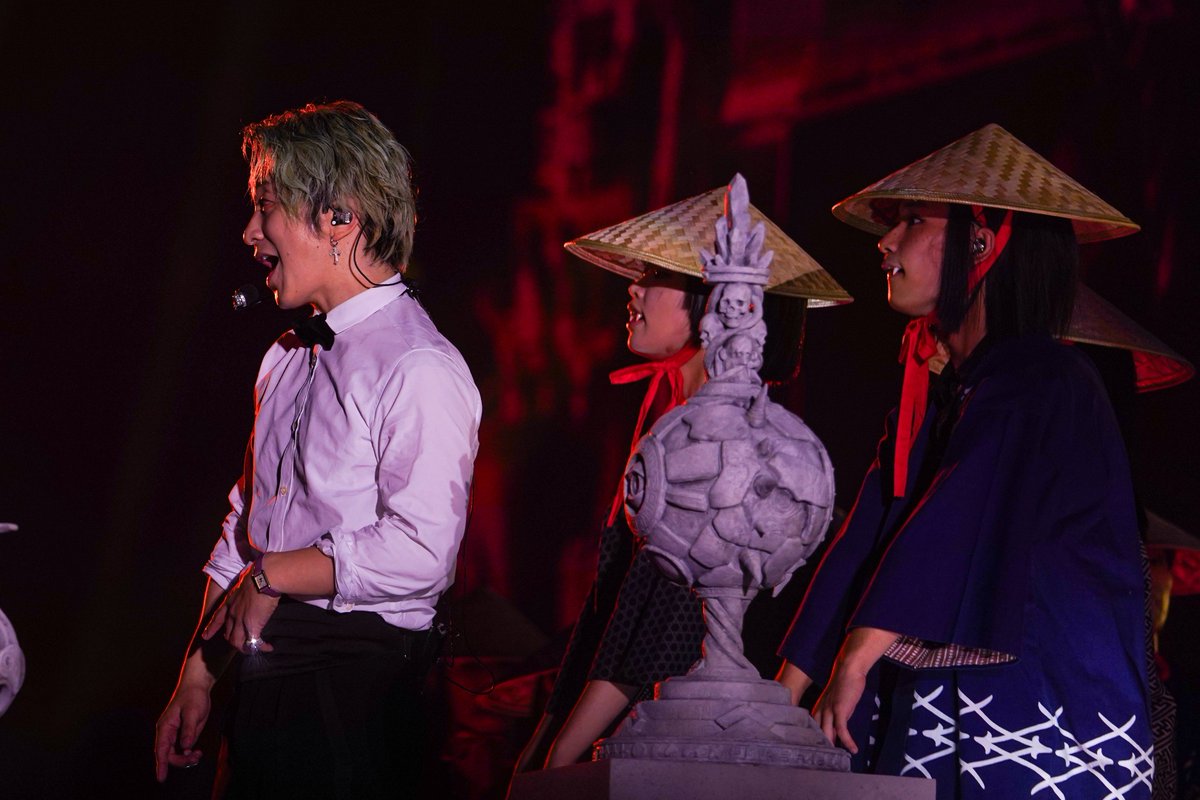 SHIZIMIdeees's tweet photo. Fangsってまじでめちゃくちゃ良かったですよね？百鬼夜行イメージなのも最高すぎるし、よく見るとダンサーさん達の口に牙が！！！！生えてる！！！！！

@fromsekaowa  #THECINEMAネタバレ https://t.co/iGDNcL7TIN