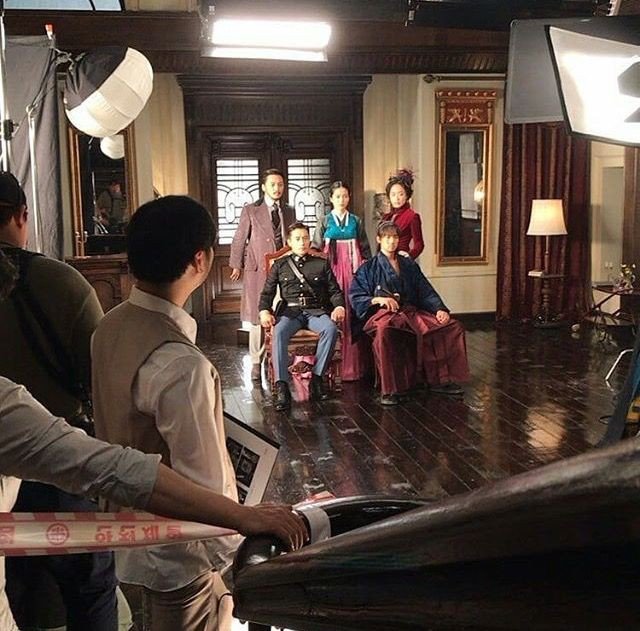 xeepixee's tweet photo. tmi di #mrsunshine mereka berlima gak ada scene barengnya loh https://t.co/xYdwrsFlzh