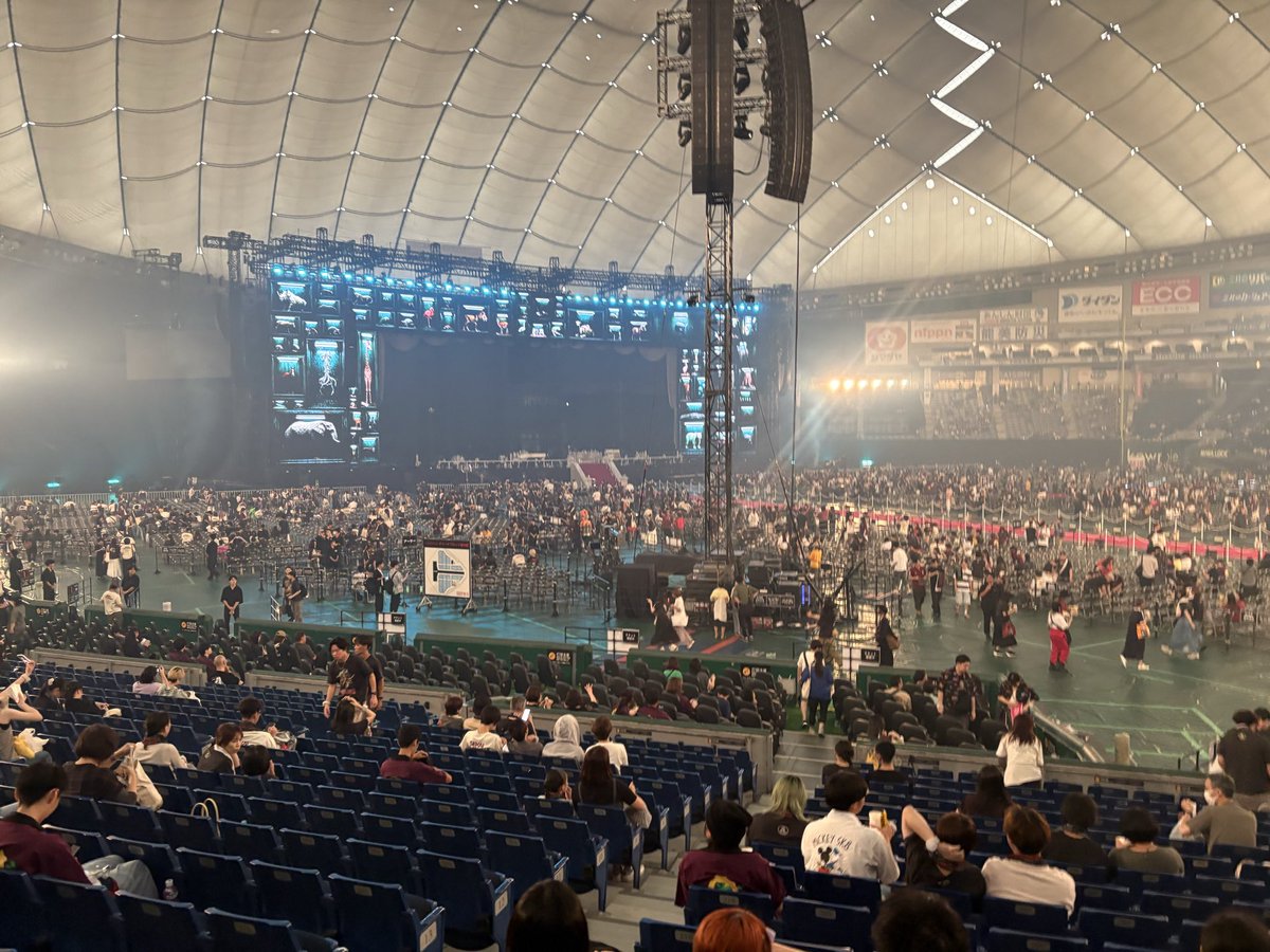 Enderrr71's tweet photo. 京セラ2日間
東京ドーム2日間
ありえない席運でした。
あらゆる感動をありがとう💩
 
 #SEKAINOOWARI #THECINEMA https://t.co/2swbRRAqf7