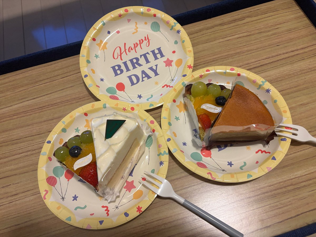 mz_ff910's tweet photo. 帰宅
日付変わる前にケーキ食す！！
おめでとLINEとDM嬉しかったです🥰 https://t.co/mbfKQr3QtT