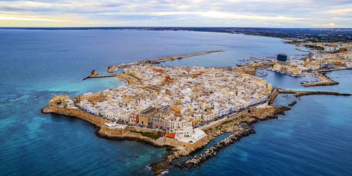 neolatyno's tweet photo. Greek is still spoken in Italy!

The Griko, Grecanico, or Greco-Italiot dialects are directly derived from Koinè Greek and they’re spoken daily in 25 municipalities between the regions of Apulia, Calabria, and Sicily, corresponding to the ancient colony of Magna Graecia. https://t.co/1XQYVfXw6V
