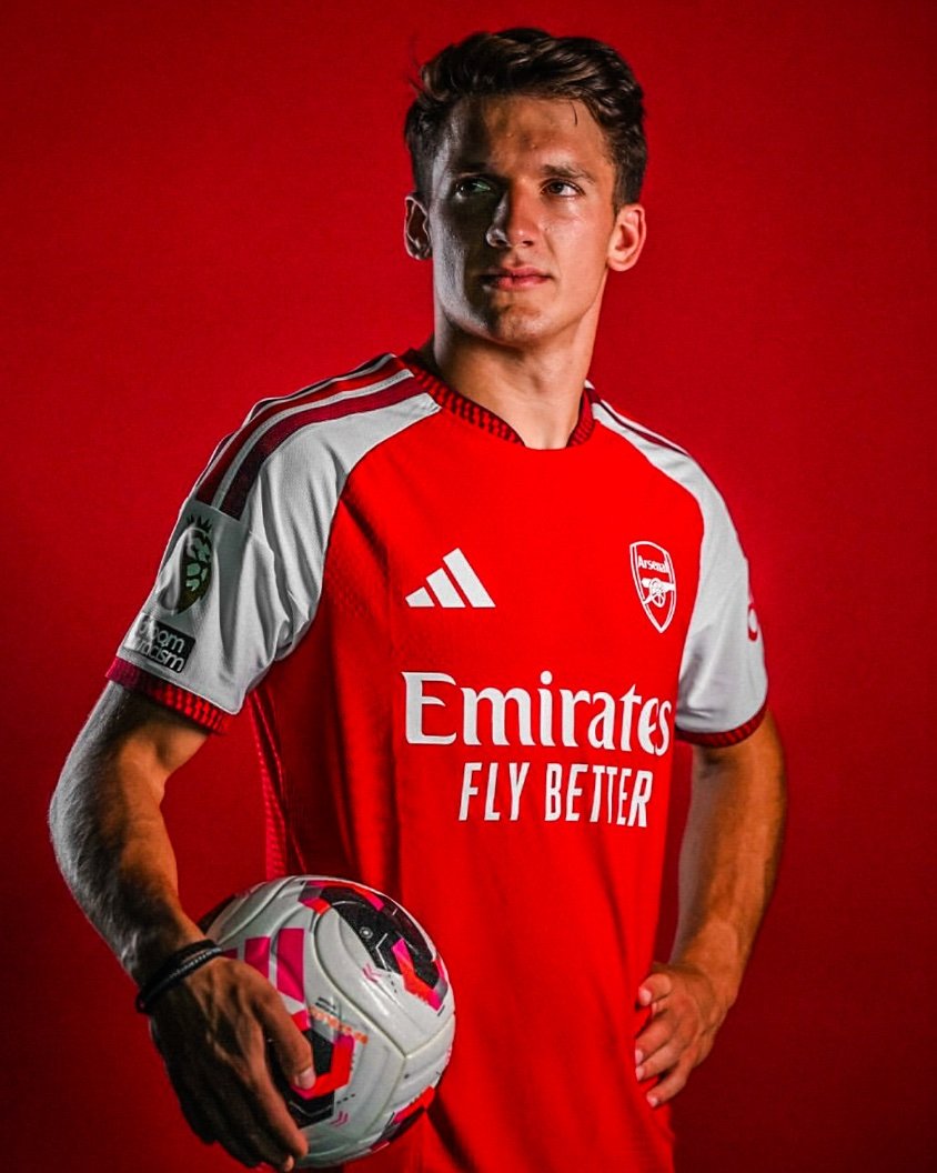 StakeFootball's tweet photo. Christos Tzolis is already making an impact for Arsenal. 👀🔴

The 24-year-old registered 51 goal contributions for Club Brugge last season.

Now, he’s opened his Arsenal account with an assist in the Community Shield. https://t.co/WBu2iRzzx0