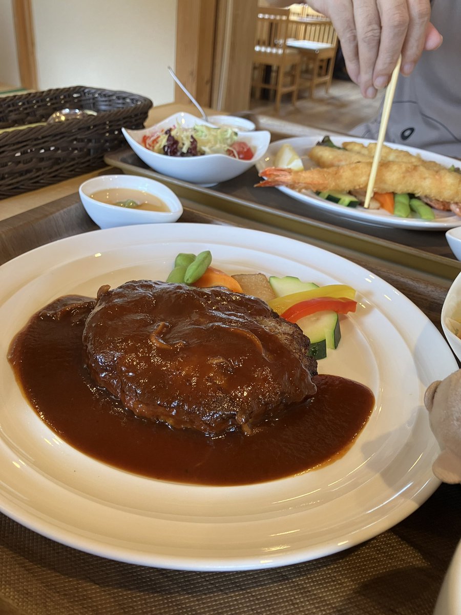 rouxxchan's tweet photo. 今日で夏休暇終了。実家とかないからどこも行かないけど今年は山の日に山へ行きたいと夫さんの要望で台風が迫っているのに駒ヶ根へ。諏訪で食べたハンバーグ美味しかったね。八ヶ岳SA上りの清里カレーも(ﾟдﾟ)ｳﾏｰだったね、のる尾ちゃん https://t.co/ecxixRxaO4