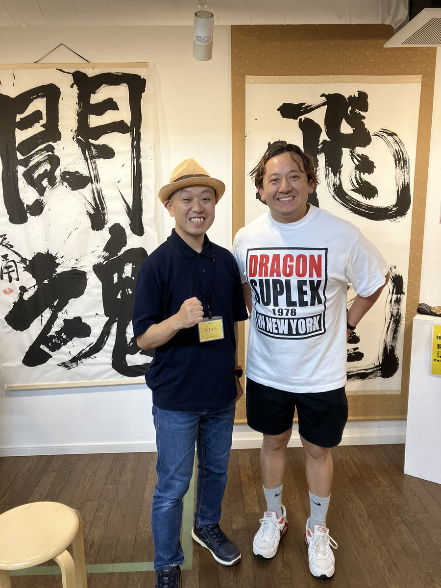 taiki_e's tweet photo. ずっと会期中はお顔を合わせていながら、最終日にやっとご挨拶できたLEONA選手。僕はLEONA選手のプロレスがずっと好きでそのこともお伝えできて良かったです☺️

見た目通りの柔和で誠実な方でした。LEONAさん、ありがとうございました‼️
#LEONA
#プロレス芸術祭 https://t.co/YigTeAgEGE