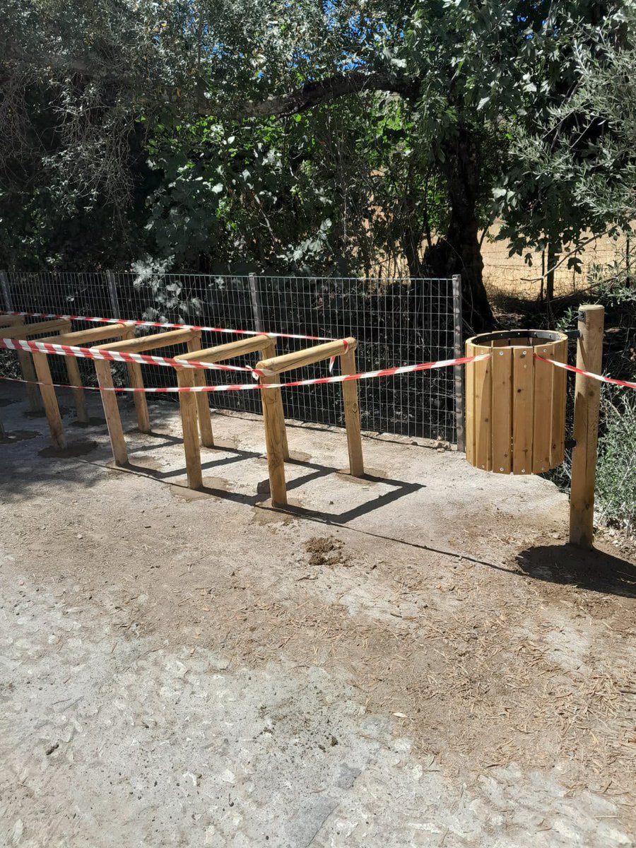 mefiexsa's tweet photo. Medios tradicionales y trabajo manual para llegar a aquellos puntos donde la maquinaria no puede hacerlo, procurando además una intervención respetuosa con el entorno.

Adecuación y Señalización del Camino Viejo del Cerro, una actuación de la Diputación de Huelva. https://t.co/zNNb2WKA6M