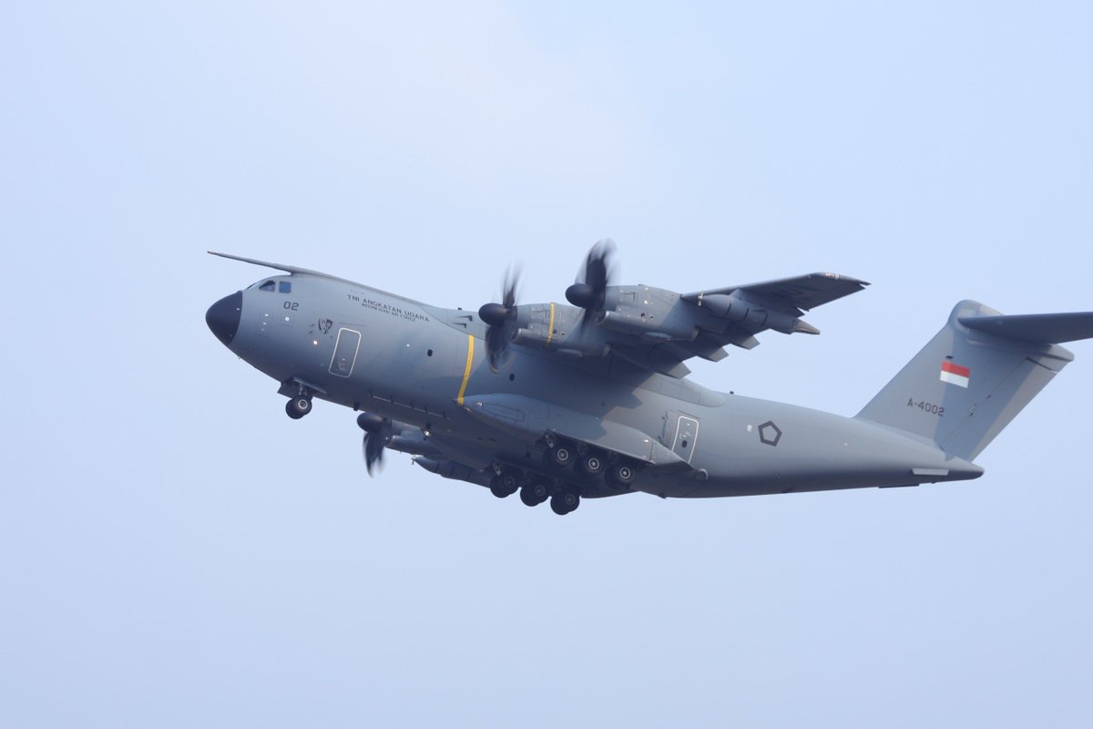 _TNIAU's tweet photo. "Percepat Penanganan Pascagempa NTT, Airbus A400M TNI Angkut Puluhan Ton Bantuan"

TNI AU kembali mengerahkan pesawat angkut untuk mempercepat penanganan pascagempa di Nusa Tenggara Timur (NTT). Sebanyak 33,7 ton bantuan diberangkatkan dari Lanud Halim Perdanakusuma menuju Labuan Bajo dan Maumere menggunakan pesawat Airbus A400M dan C-130J Super Hercules.

Bantuan menuju Labuan Bajo diangkut menggunakan Airbus A400M dengan total berat 20.227 kilogram, sedangkan bantuan menuju Maumere diangkut menggunakan pesawat C-130J Super Hercules dengan total berat 13.500 kilogram.