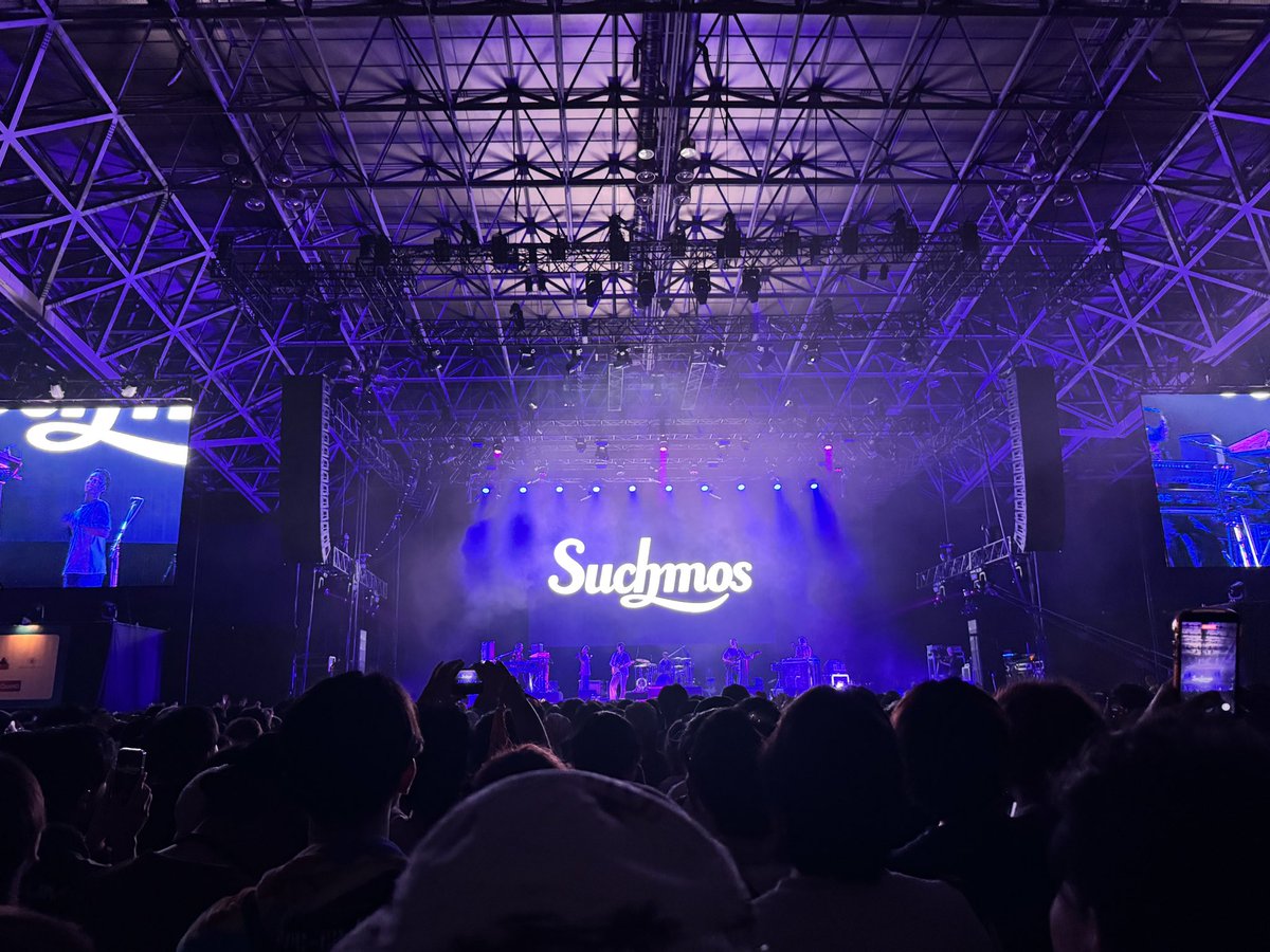 jumbo0317's tweet photo. SuchmosからのJamiroquai。
5時間も立ちっぱなしで、OKANの足、脚、肩、背中はバキバキですが、ええねん！
めちゃくちゃ良かった。頑張って立ってて良かった。もう泣けたそして踊った！ https://t.co/7ha7gNjpzG