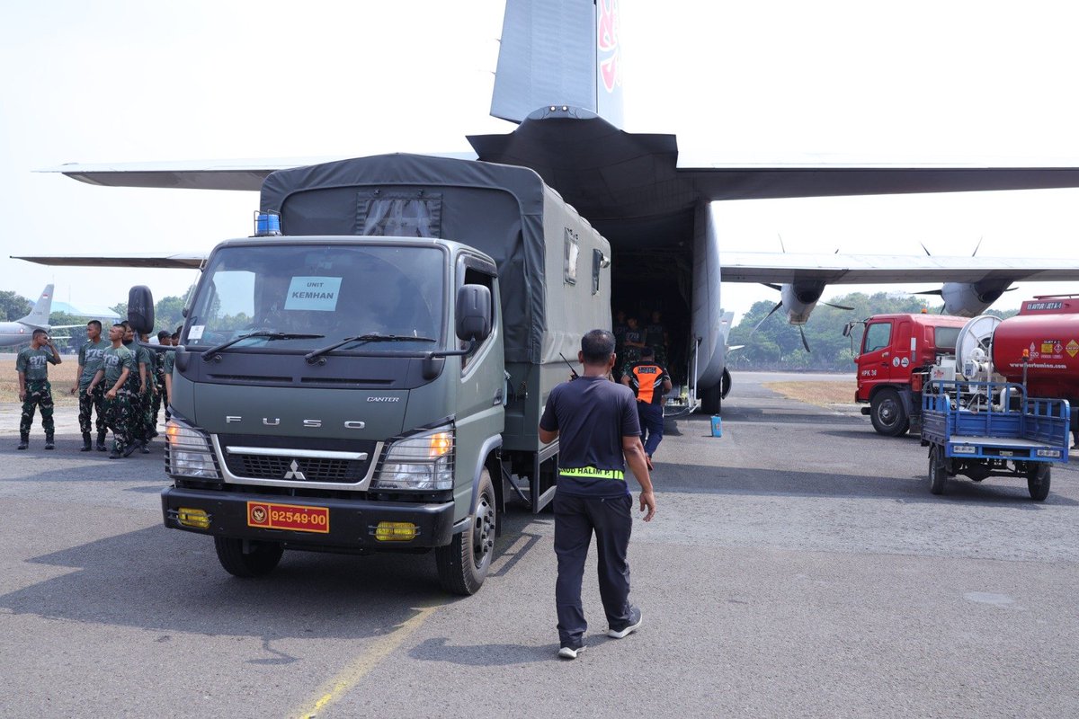 _TNIAU's tweet photo. "Percepat Penanganan Pascagempa NTT, Airbus A400M TNI Angkut Puluhan Ton Bantuan"

TNI AU kembali mengerahkan pesawat angkut untuk mempercepat penanganan pascagempa di Nusa Tenggara Timur (NTT). Sebanyak 33,7 ton bantuan diberangkatkan dari Lanud Halim Perdanakusuma menuju Labuan Bajo dan Maumere menggunakan pesawat Airbus A400M dan C-130J Super Hercules.

Bantuan menuju Labuan Bajo diangkut menggunakan Airbus A400M dengan total berat 20.227 kilogram, sedangkan bantuan menuju Maumere diangkut menggunakan pesawat C-130J Super Hercules dengan total berat 13.500 kilogram.