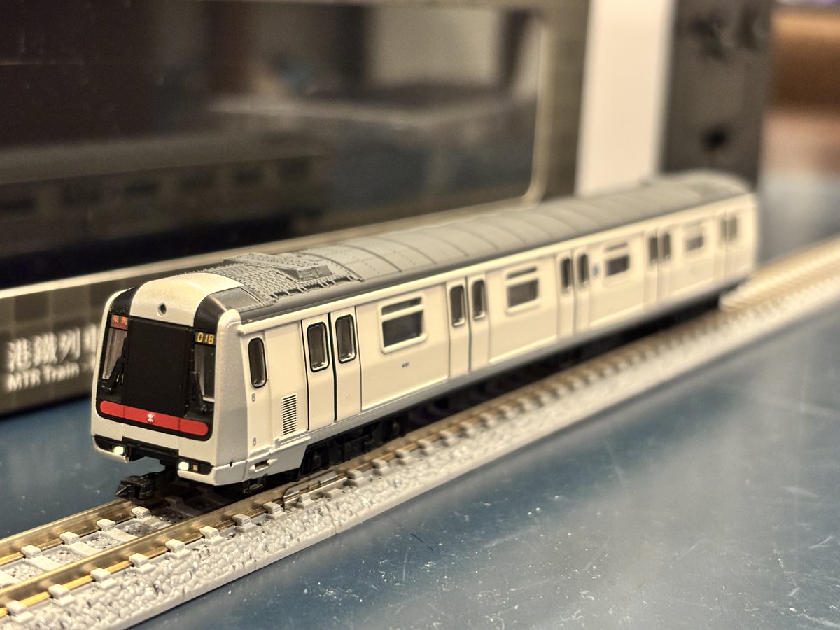 SRT_FUN's tweet photo. 香港MRT M-TrainのNゲージ。
企画・販売はTINY（微影）、製造はBachmann。
線路はTOMIX製が付属で公式に線路類はTOMIXを推奨と記載あり。
3両基本＋制御器、増結５両セット、先頭車（車頭展示版）の３種。基本セットは高価ですが、値打ちモノになりそうな雰囲気。 https://t.co/FafGdxmh4d