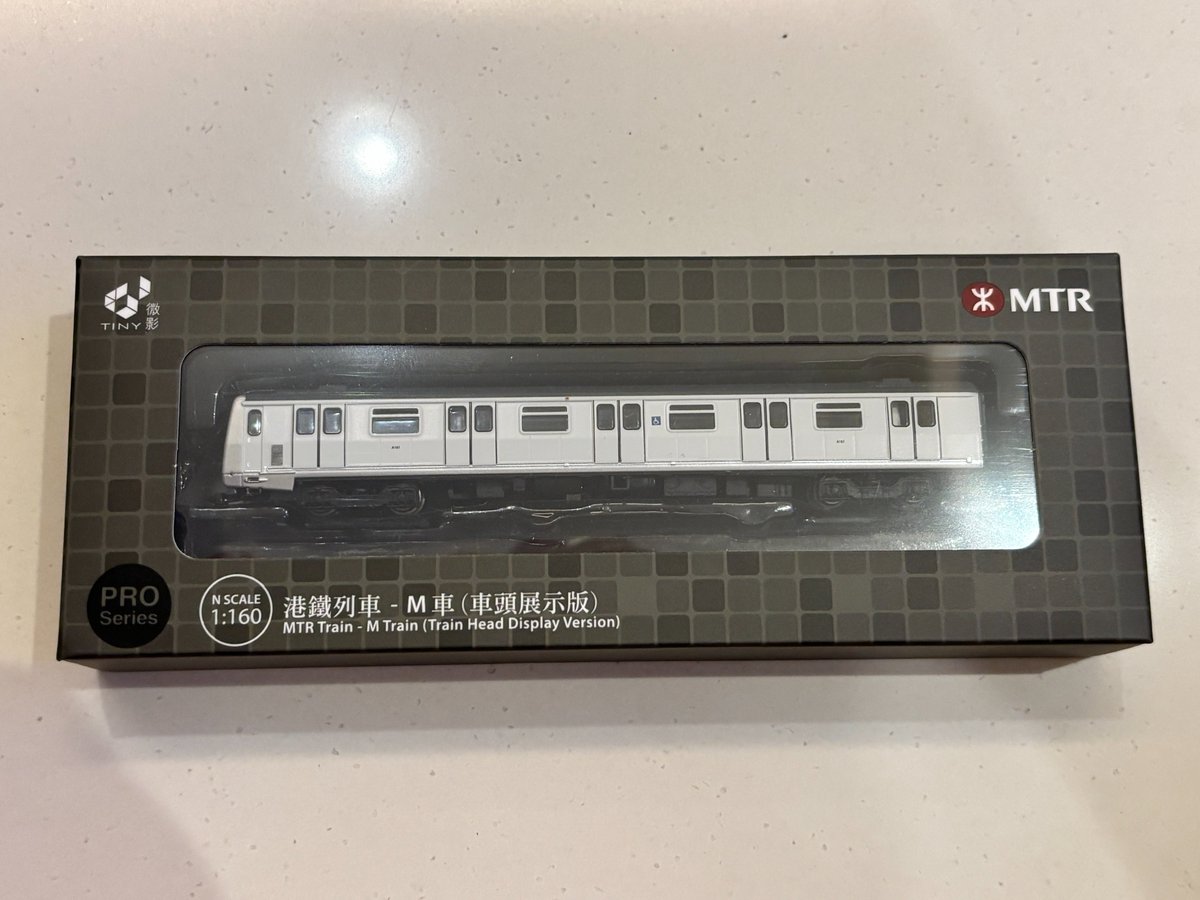 SRT_FUN's tweet photo. 香港MRT M-TrainのNゲージ。
企画・販売はTINY（微影）、製造はBachmann。
線路はTOMIX製が付属で公式に線路類はTOMIXを推奨と記載あり。
3両基本＋制御器、増結５両セット、先頭車（車頭展示版）の３種。基本セットは高価ですが、値打ちモノになりそうな雰囲気。 https://t.co/FafGdxmh4d
