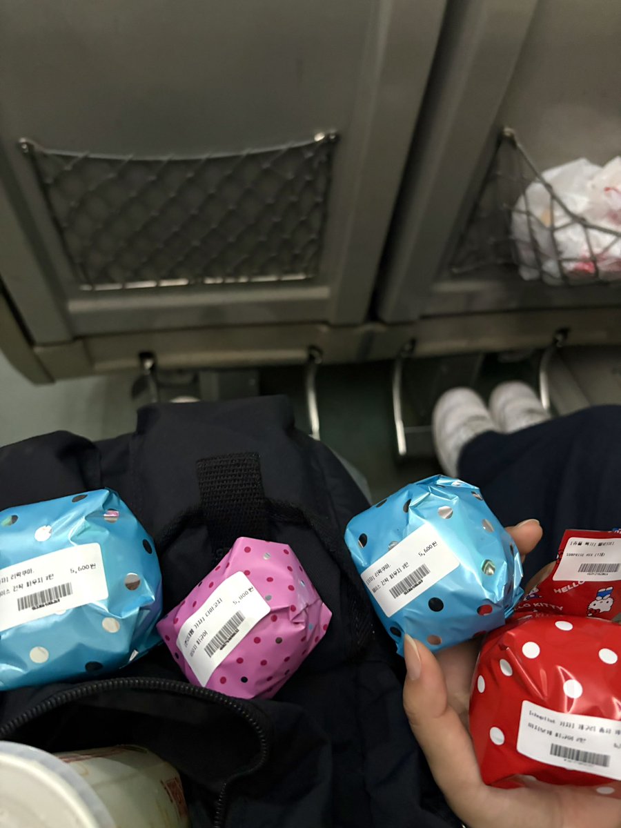 ezoxu_'s tweet photo. 오늘 언니랑 서울 가서 놀다왓는데 다마고치 가챠 세개에서 구치파치가 하나도 안나왓음.. 슬프내((눙물.. (아 그리고 소심이도 서울 구경 시켜줫숩니다 다만 사진을 못찍금ㅎ.ㅎ) https://t.co/Bbujuvkobi