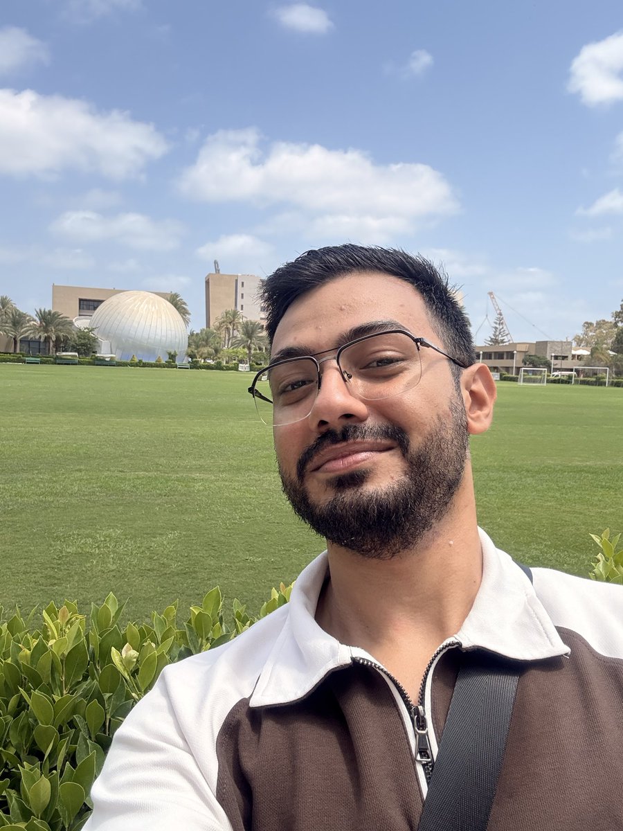 Akrmfahem2's tweet photo. Finally I’m old enough and I’m literally a "موظف حكومة" so none can blame me for taking pics like this https://t.co/V81K1qYmNT