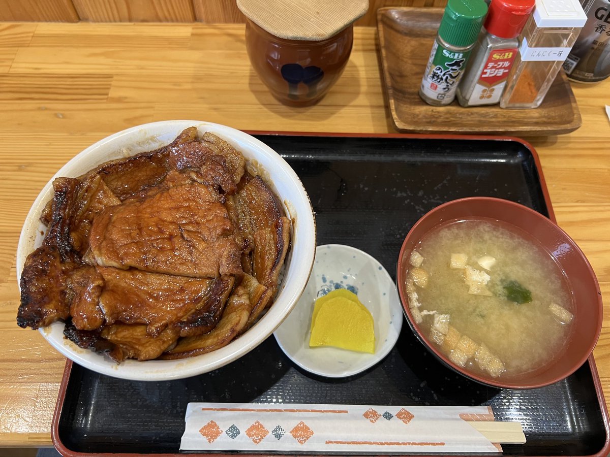 126kg176cm's tweet photo. @nobura_saki No.1 とん田…〈並びエグい、長時間拘束覚悟〉
No.2 かしわ…〈ちょっと郊外、そこそこ並ぶ〉
No.3 ぱんちょう…(写真なし)〈駅近、回転速い〉
番外(未食)、ぶた野家、はげ天、豚丼一番 https://t.co/PHZuwHT8bs