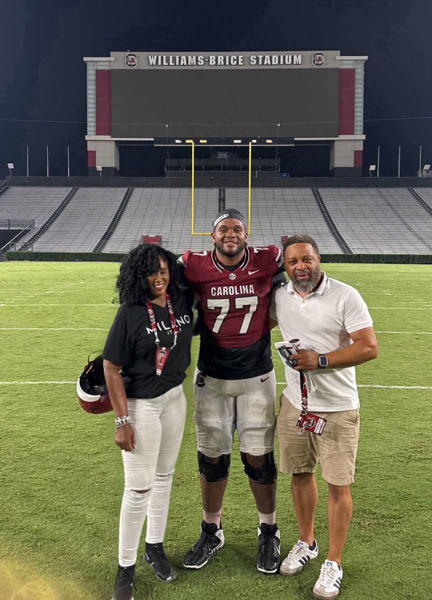 angelenaogray's tweet photo. First scrimmage as a Gamecock @dariusgrayy_ !  Loving every minute of it! @GamecockFB 🙏🏾❤️#keepworking🙏🏾❤️💪🏾 https://t.co/dXm2s2by9Q