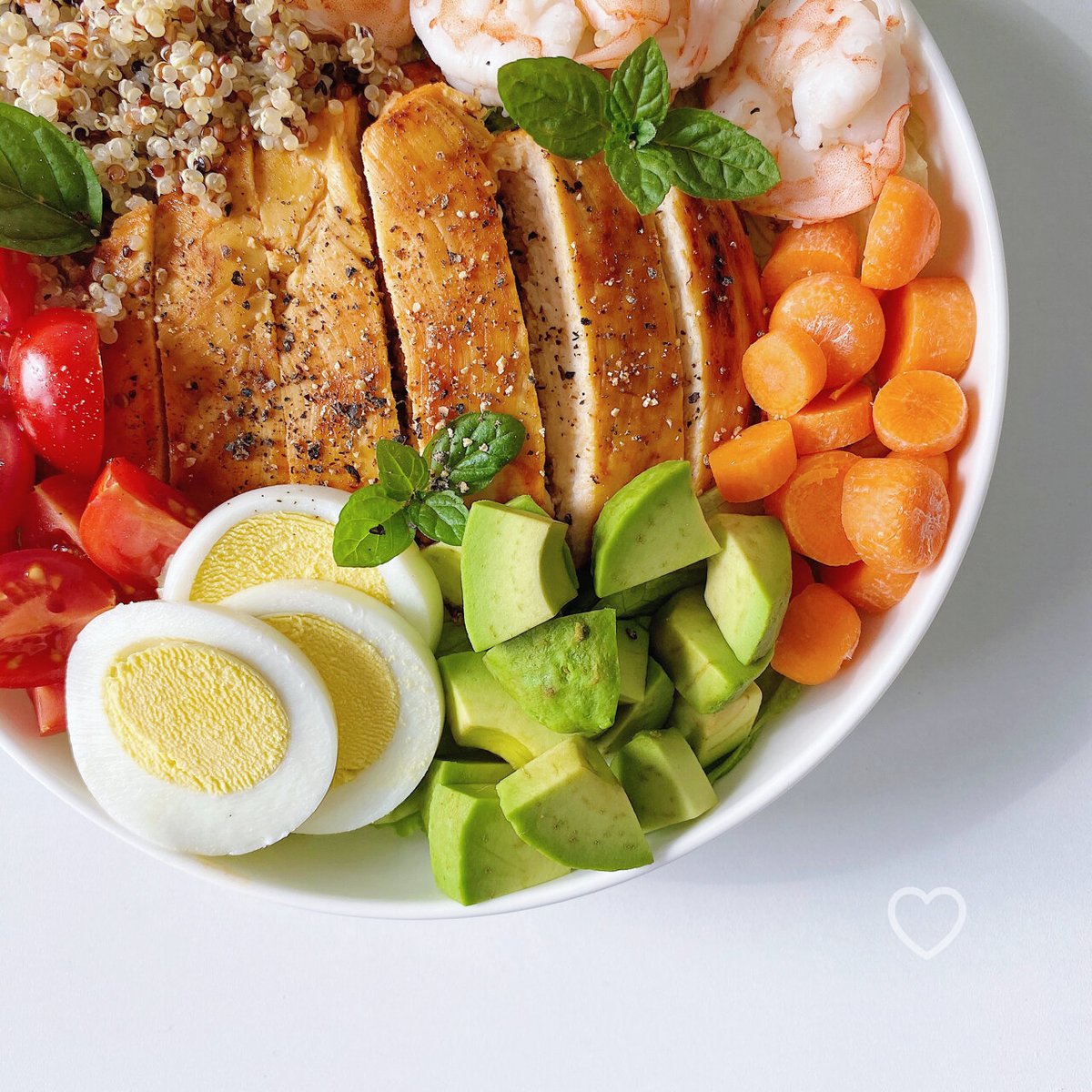 smithokoro1's tweet photo. Fuel your fat loss with this 15-min high-protein bowl! Grilled chicken, quinoa, roasted broccoli u0026 a squeeze of lemon – tasty, filling, and macro-balanced  #EasyMeals #WeightLossJourney https://t.co/OSOWHRrdvD