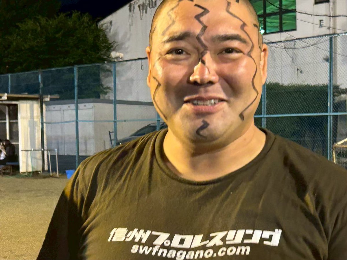 kojiro_swf's tweet photo. すまいるマルシェご来場ありがとうございました🙇‍♂️
ゴム紐マッチは、ザ信州プロレス！
お客様との距離感、やはり楽しい😀
次回はこちら、タッチミーティングとドリームツアー坂城大会、皆様のご来場お待ちしています🦊
コーン🤘
最後の写真は、去年マスクとコスチュームを忘れたスイカマン🍉 https://t.co/xmB726BN2e