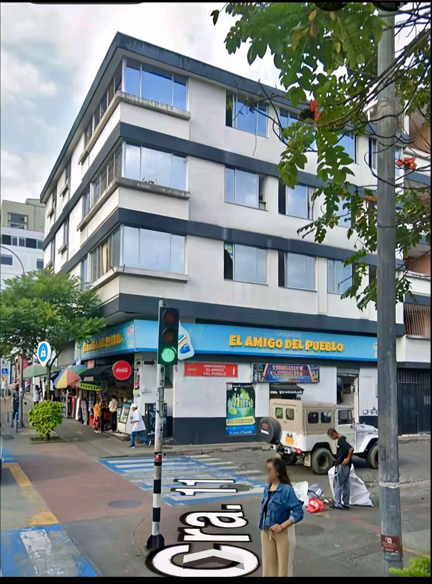 diegoasuarez's tweet photo. En una parte de mis inicios laborales hace años, viaje a Pereira con frecuencia, muchas veces me quedaba casi la mitad del mes; siempre me acogieron bien los pereiranos, en una ciudad bellísima con oportunidades; hoy verla así me duele, cuando ví esta fotografía me acordé en el sitio donde siempre compraba chicles o dulces en pleno centro de la ciudad; hoy quedó para demolicion. #Fuerzapereira #fuerzacolombia