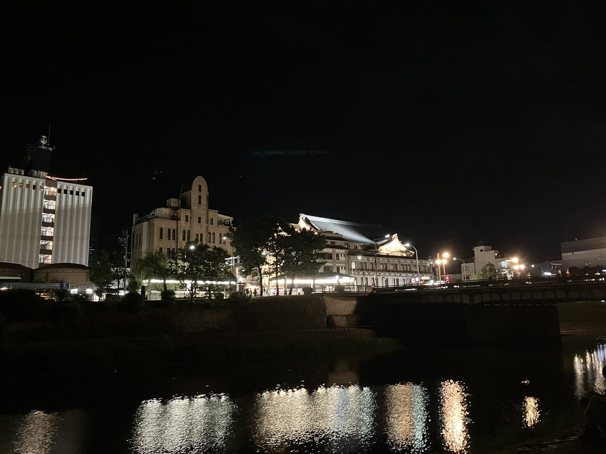 weekendsauner's tweet photo. 三条まで歩いて戻ってきてラーメン横綱のチーズカレーラーメン。
この3日間なぜかカレーばっかり食べている。
この後しばらく京都には来れなさそうなので宿泊している京都駅前のホテルまで鴨川沿いを歩いて帰る。
四条通りの橋の下で大学生くらいのバンドが斉藤和義の歩いて帰ろうを演奏していた。 https://t.co/MMJxw5eQic