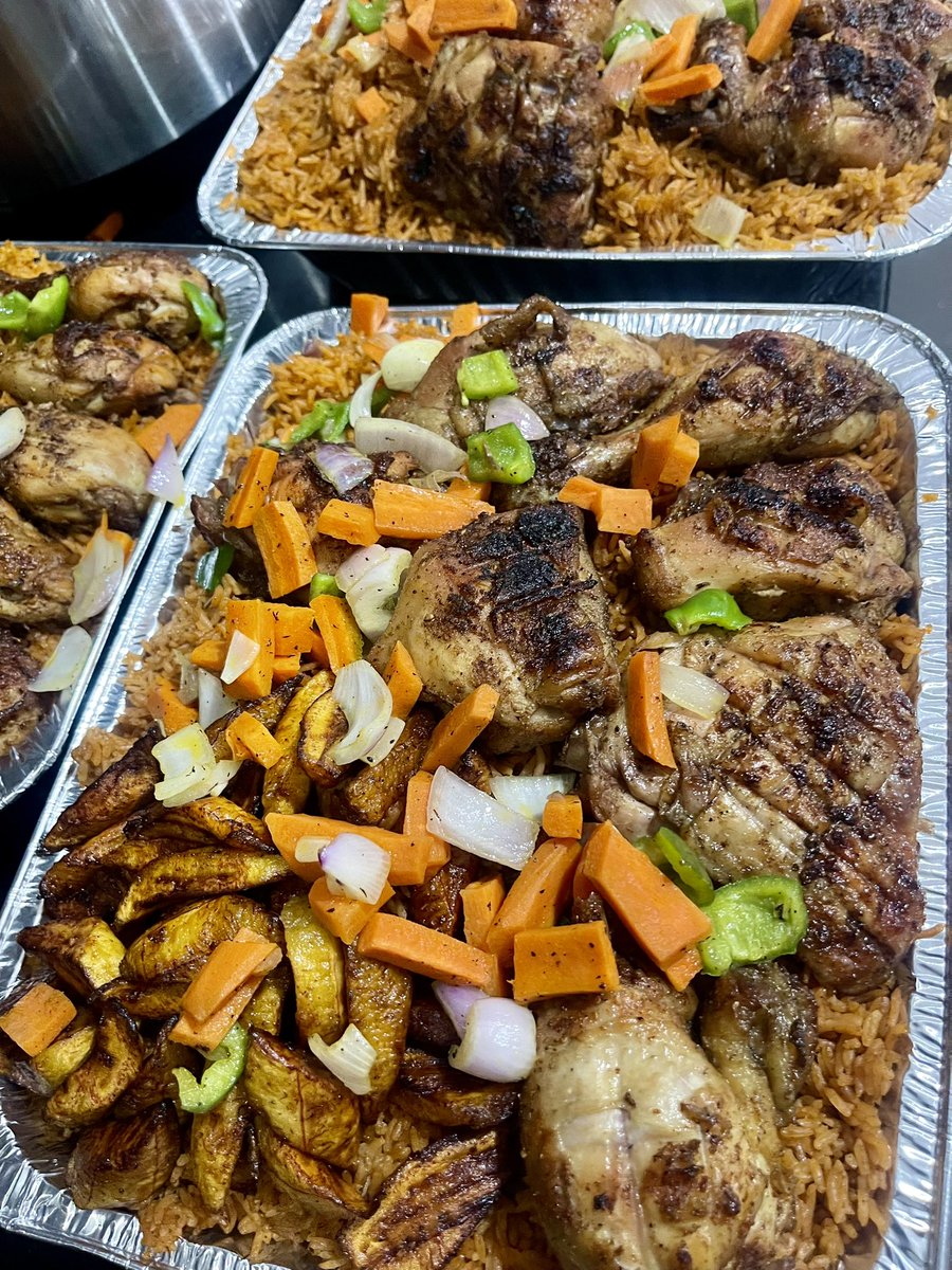 Ddscuisine's tweet photo. GHC400 
A Pan of Jollof (will come in a box)
8 pieces of chicken 
A pack of Salad/coleslaw on the side 
It’s highly customizable! First frame decided to add plantain at no extra cost (just replaced one chicken with plantain) 
To order, kindly dm, call or WhatsApp 0558415732 https://t.co/VcGSUvxd6V