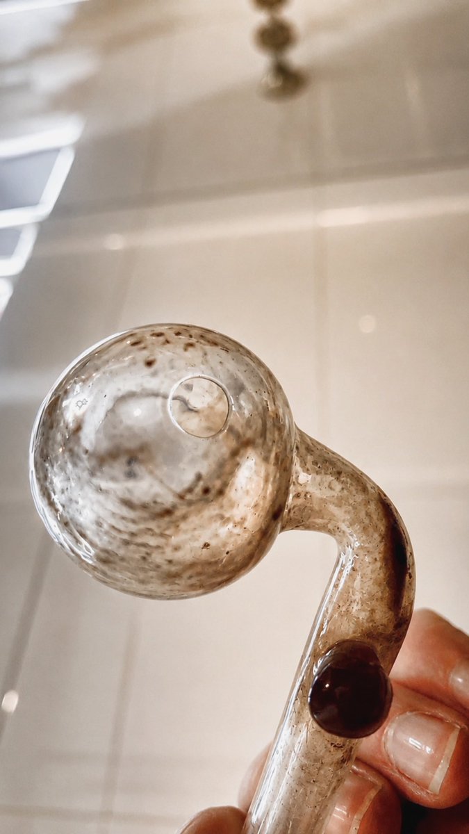 Adrianicebrady's tweet photo. Finished my bowl, decided to start cleaning it and saw this little miracle😩
#drugtwt #meth #methtwt https://t.co/8JdHyOCEQI