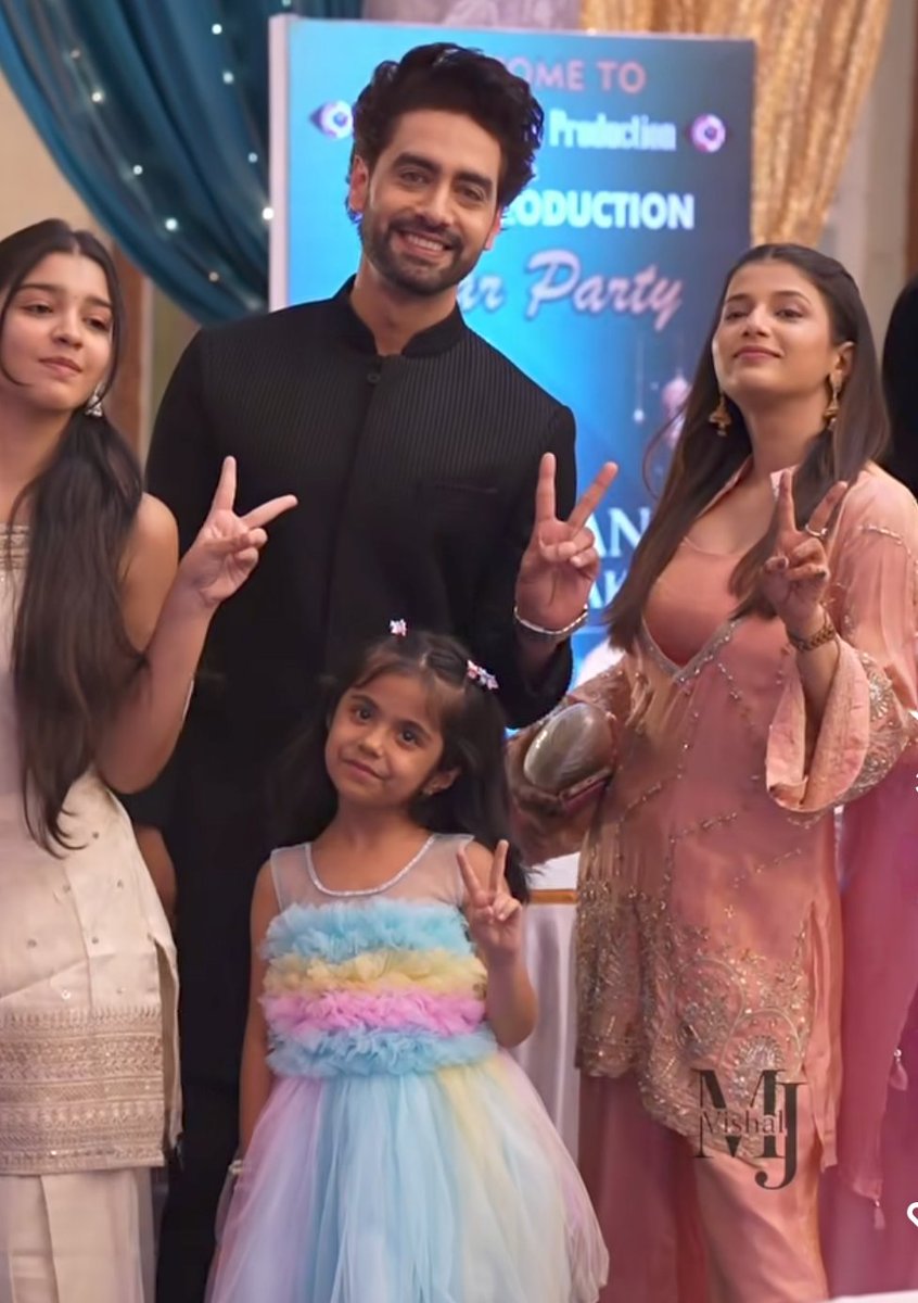 Sunshiine_7720's tweet photo. Rohit's bond with his on-screen partner and daughter 🩷❤️🤍

|| #RohitPurohit #yrkkh #ArmaanPoddar #ITA2026RohitPurohit #yrkkh4 || https://t.co/B2GOd8skFD