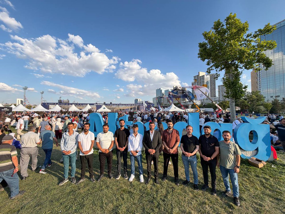 srvtkrstakkurt's tweet photo. Bir milletin umuduyla başlayan yürüyüş, 25 yıldır aynı heyecanla ve aynı inançla... 🇹🇷

Daha güçlü bir Türkiye, daha büyük bir gelecek için durmadan, yorulmadan, gece gündüz demeden çalışacağız!
@RTErdogan @AKGenclikGM https://t.co/jnqpH3Edjg