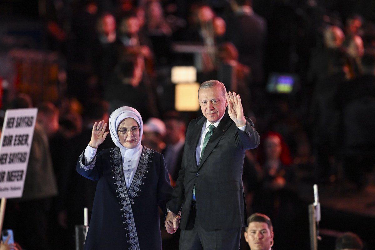 srvtkrstakkurt's tweet photo. Bir milletin umuduyla başlayan yürüyüş, 25 yıldır aynı heyecanla ve aynı inançla... 🇹🇷

Daha güçlü bir Türkiye, daha büyük bir gelecek için durmadan, yorulmadan, gece gündüz demeden çalışacağız!
@RTErdogan @AKGenclikGM https://t.co/jnqpH3Edjg