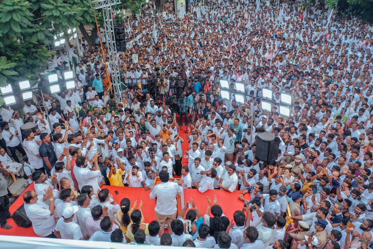 annamalai_k's tweet photo. இன்று மாலை, நமது @WTLFoundation சார்பில் சென்னை எழும்பூர் ராஜரத்தினம் மைதானம் அருகே நடைபெற்ற சுற்றுச்சூழல் விழிப்புணர்வு பேரணியில், பெரும் திரளெனக் கூடியிருந்த சகோதர சகோதரிகளுடன் பங்கேற்றதில் பெரும் மகிழ்ச்சி. இந்தப் பேரணியில் பங்கேற்றுச் சிறப்பித்த, சின்னக் கலைவாணர், அண்ணன் அமரர் விவேக் அவர்களின் மனைவி திருமதி. அருள்செல்வி அவர்களுக்கு, எனது மனமார்ந்த நன்றிகளைத் தெரிவித்துக் கொள்கிறேன்.

இயற்கையைப் பாதுகாப்பது என்பது வெறும் மரங்களை நடுவது மட்டும் அல்ல. நமது நீர்வளம், கிராமப்புற வளர்ச்சி, கல்வி, வேலைவாய்ப்பு மற்றும் எதிர்காலத் தலைமுறையின் வாழ்வாதாரத்தைப் பாதுகாப்பதும் தான். காவிரி நதி நீர் பிரச்சினை, மேகதாது அணைத் திட்டம் போன்ற விவகாரங்களில் தமிழ்நாட்டின் நீர்வள உரிமைகளைப் பாதுகாப்பது அவசியம். அதேபோல், நமது கிராமங்களில் உள்ள ஏரிகள், குளங்கள், ஊரணிகள், கால்வாய்கள் உள்ளிட்ட நீர்நிலைகளைப் பாதுகாத்து, மழைநீரை சேமிக்கும் வகையில் அவற்றை மேம்படுத்த வேண்டியதும் நமது கடமை.

கடந்த 16 நாட்களில் நமது @WTLFoundation சார்பில், 6,25,760 மரக்கன்றுகள் நடப்பட்டுள்ளன. ஆகஸ்ட் மாதத்திற்கான நமது இலக்கு 20 லட்சம் மரங்கள். இன்னும் 15 நாட்களில் 14 லட்சம் மரங்களை நட்டு இந்த இலக்கை எட்ட வேண்டும். அண்ணன், சின்னக் கலைவாணர் அமரர் விவேக் அவர்களின் பசுமைப் பணியை நாம் தொடர்ந்து முன்னெடுக்க வேண்டும். அவர் ஏற்கனவே 37 லட்சம் மரக்கன்றுகளை நட்டு உருவாக்கிய பசுமைப் பாதையை, வரும் மாதங்களில் மீதமுள்ள மரங்களை நட்டு, அவரது 1 கோடி மரங்கள் என்ற கனவை நிறைவேற்றும் பணியில் நாமும் பங்கெடுப்போம்.

தமிழக முதலமைச்சர் திரு. விஜய் அவர்களிடம் ஒரு வேண்டுகோள். ஊழலற்ற, நேர்மையான ஆட்சியை வழங்க வேண்டும் என்ற உங்கள் நிலைப்பாட்டை வரவேற்கிறோம். ஆனால், உங்கள் அமைச்சரவையில் சிலர் லஞ்சம் பெறுவதாக வரும் குற்றச்சாட்டுகளை விசாரித்து, தவறு நடந்திருந்தால் கடுமையான நடவடிக்கை எடுக்க வேண்டும் என்று கேட்டுக் கொள்கிறேன். உங்கள் மீது மக்கள் வைத்திருக்கும் நம்பிக்கையை காப்பாற்றுவது உங்கள் பொறுப்பு.

இன்றைய இளைஞர்களின் குரலை நாம் கேட்க வேண்டும். அவர்களிடம் இருந்து கற்றுக்கொண்டு, அவர்களின் எதிர்காலத்திற்கு ஏற்ற வகையில் நம்மை நாமே புதுப்பித்துக் கொள்ள வேண்டும். பிறர் குடும்பத்தைப் பற்றி தரக்குறைவாகப் பேசுவது, தனிப்பட்ட தாக்குதல்கள் செய்வது போன்ற, அநாகரிக அரசியலை, இன்றைய இளைஞர்கள்  விரும்புவதில்லை. கல்வி, வேலைவாய்ப்பு, தொழில்நுட்பம், சுற்றுச்சூழல் மற்றும் நல்லாட்சி குறித்து பேசும் புதிய அரசியலை நாம் முன்னெடுத்துச் செல்வோம்.

நீர்நிலைகளை காப்போம்; மரங்களை வளர்ப்போம்; அரசுப் பள்ளிகளை மேம்படுத்துவோம். கிராமங்களை முன்னேற்றுவோம். நம் குழந்தைகளின் எதிர்காலத்தை சிறப்பாக்குவோம்.

மாறுவோம், மாற்றுவோம்! (1/3)