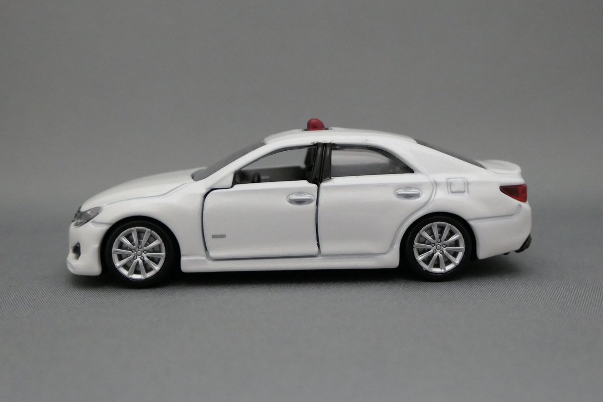 tsuyope_apy's tweet photo. トミカプレミアム 24 「トヨタ マークX 覆面パトロールカー」
マークXの覆面パトカーです。
スケールは1/64
パトランプが稼働します😳
#トミカプレミアム  #マークX #覆面パトカー #ミニカー https://t.co/GkrtoDPchd